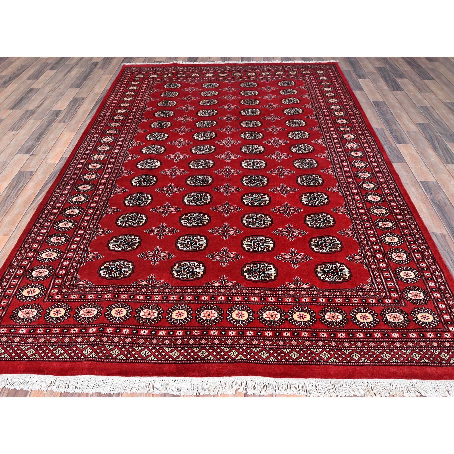 Rosso cremisi, Principessa Bokara con medaglioni geometrici, Tinture vegetali, 100% lana, Annodato a mano, Tappeto orientale
Materiali primari: Lana
Lattice: No Pile 
altezza: 0,25 pollici
Stile: Tradizionale
Colore primario: Rosso
Colori secondari: