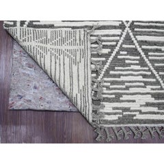 6'1 "x9'4" Sonic Gray Moroccan Weave with Intricate Motif Hand Knotted Wool Rugs (Tappeto in lana annodato a mano)