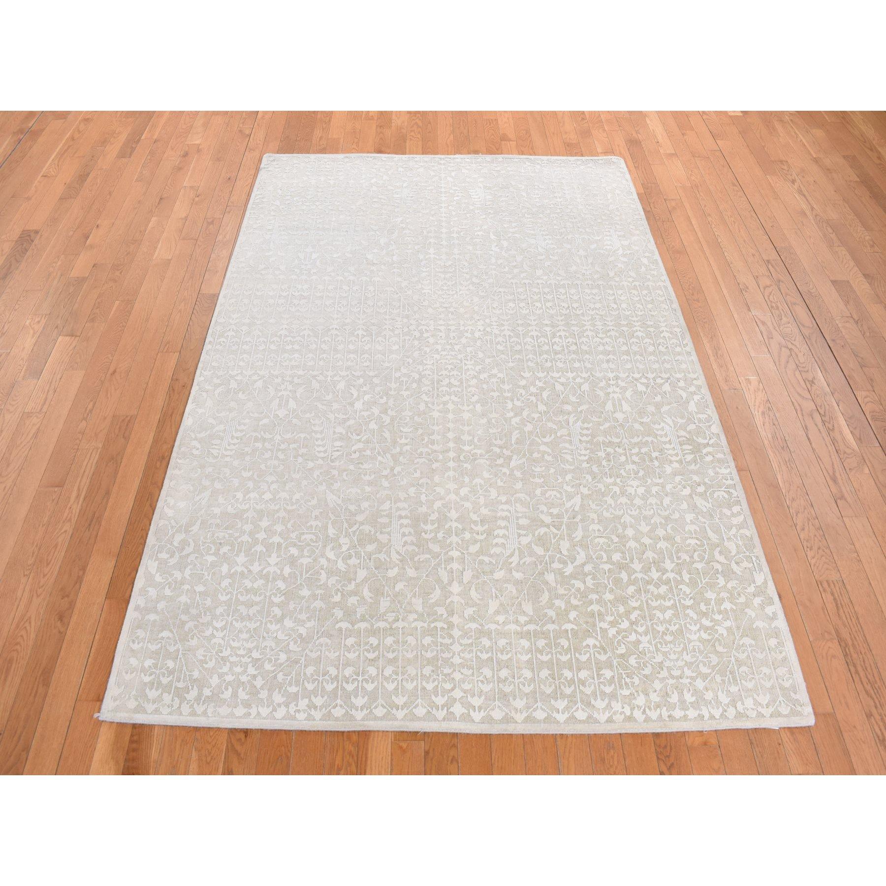 Vanilla White, noué à la main, ton sur ton, soie pure et laine texturée, tapis d'Orient
Matériaux primaires : Laine et soie
Latex : Pas de poils 
hauteur : 0,25 pouces
Style : Transitionnel
Couleur primaire : Ivoire
Couleurs secondaires : Couleur