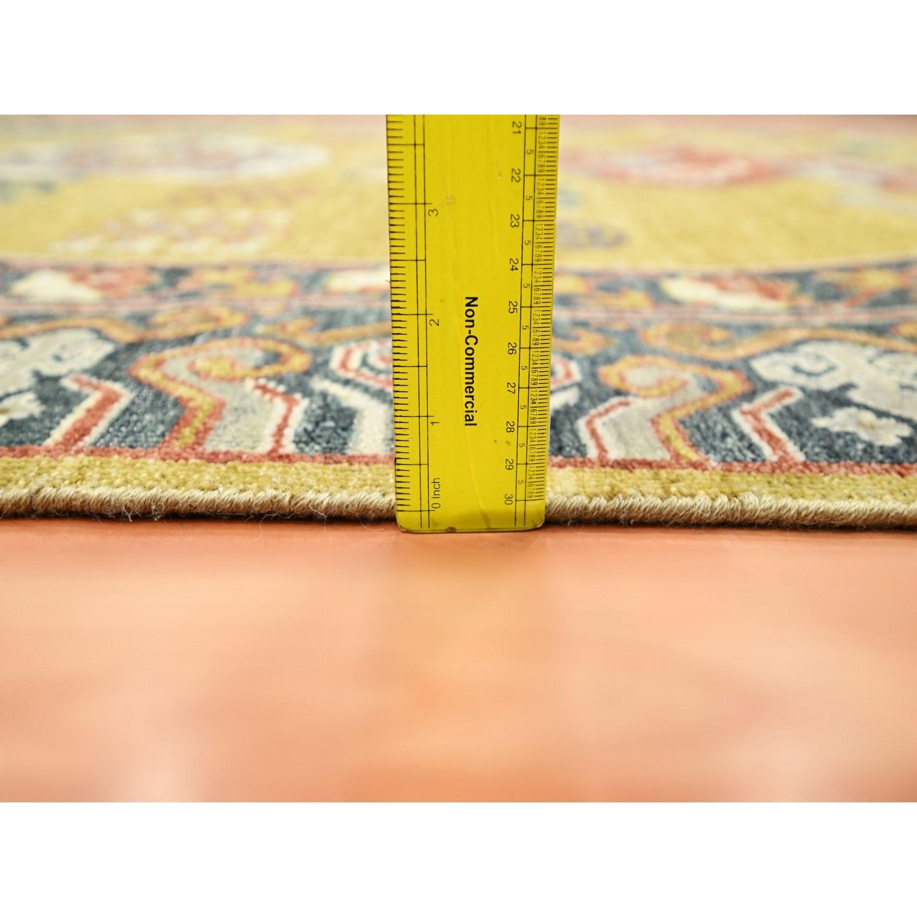 Tapis en laine noué à la main jaune d'influence Khotan de 6'1