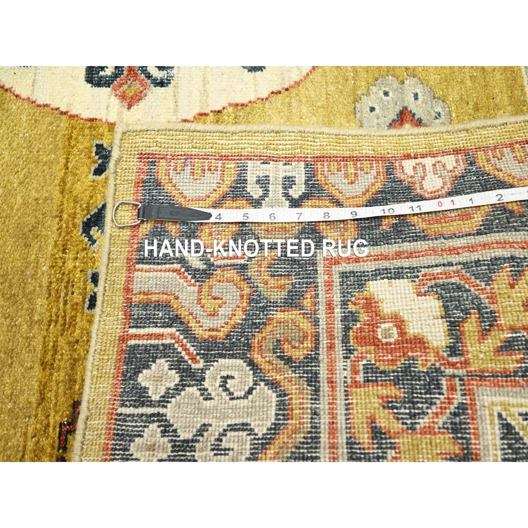 Tapis en laine noué à la main jaune d'influence Khotan de 6'1