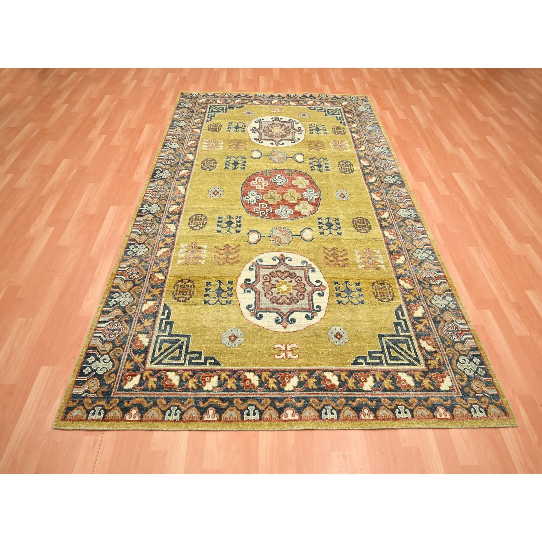 Jaune verdâtre, influence Khotan, rasé bas, vieilli, zéro poil, noué à la main, 100% laine, tapis oriental
Matières premières : Laine
Latex : Pas de poils 
hauteur : 0,25 pouces
Style : Traditionnel
Couleur primaire : vert
Couleurs secondaires :