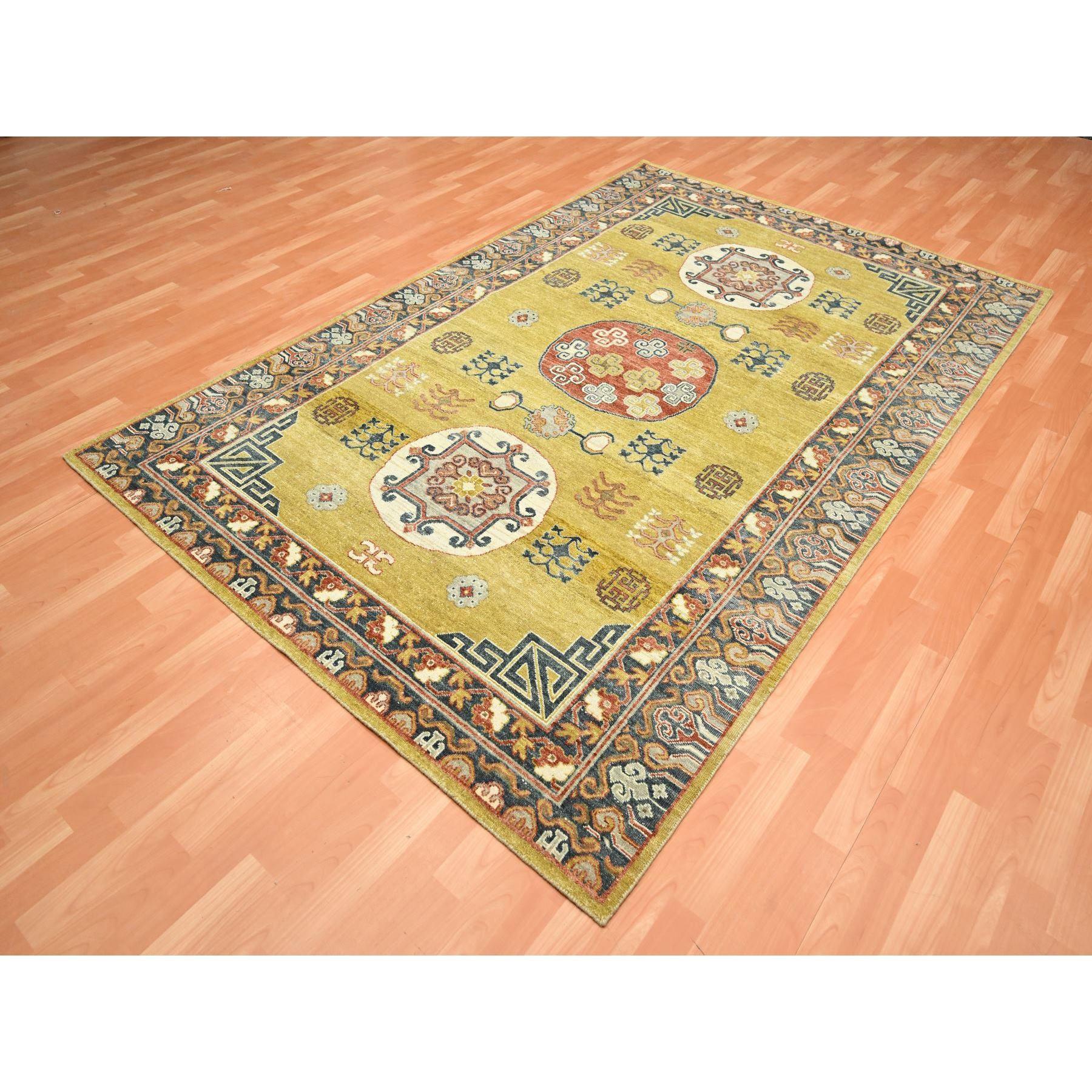 Indien Tapis en laine noué à la main jaune d'influence Khotan de 6'1