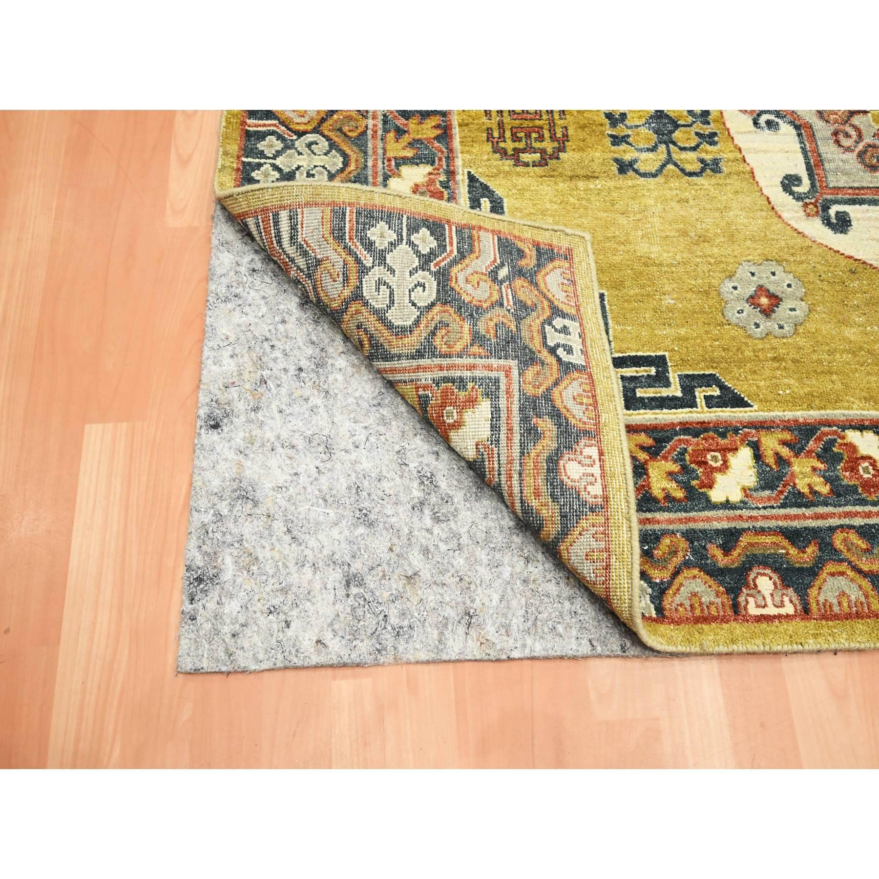 Noué à la main Tapis en laine noué à la main jaune d'influence Khotan de 6'1