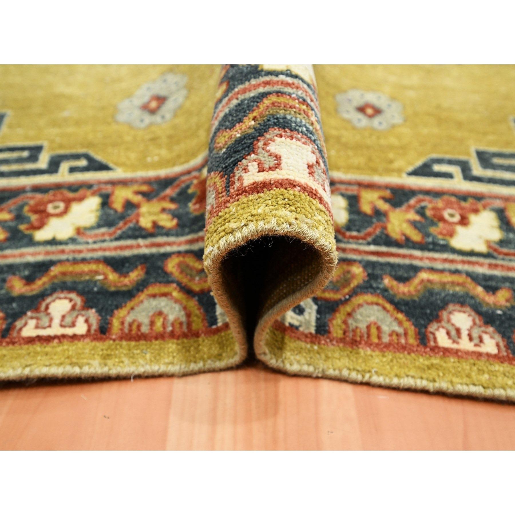 Tapis en laine noué à la main jaune d'influence Khotan de 6'1