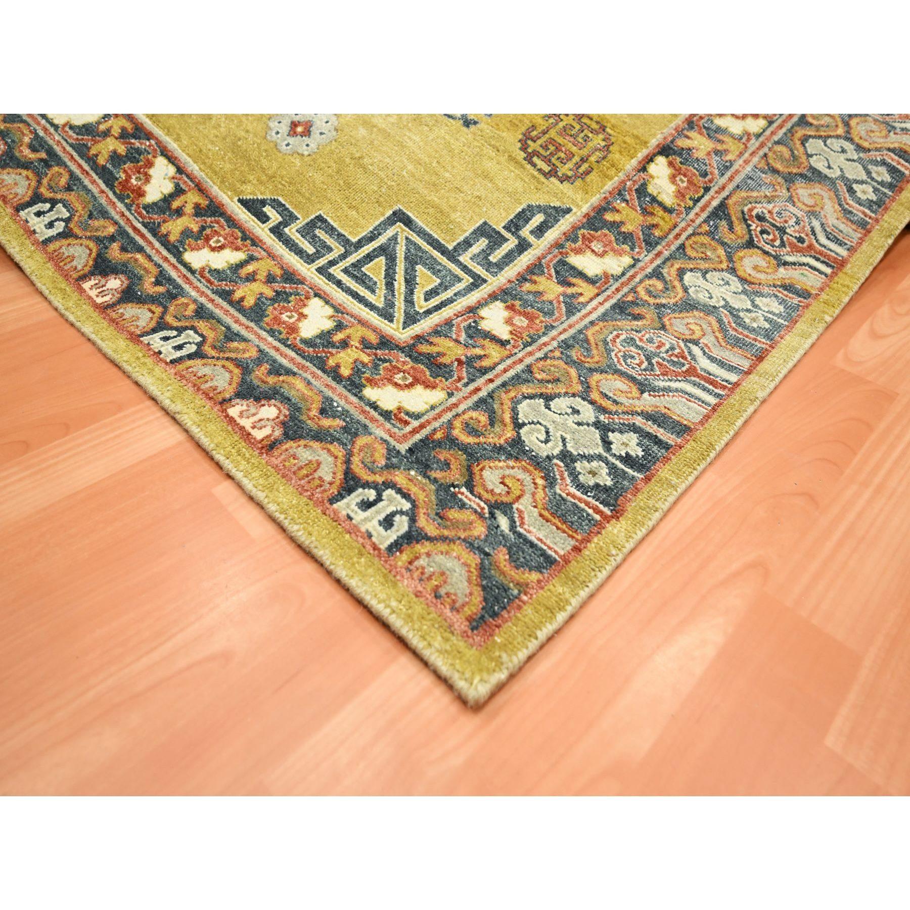 XXIe siècle et contemporain Tapis en laine noué à la main jaune d'influence Khotan de 6'1