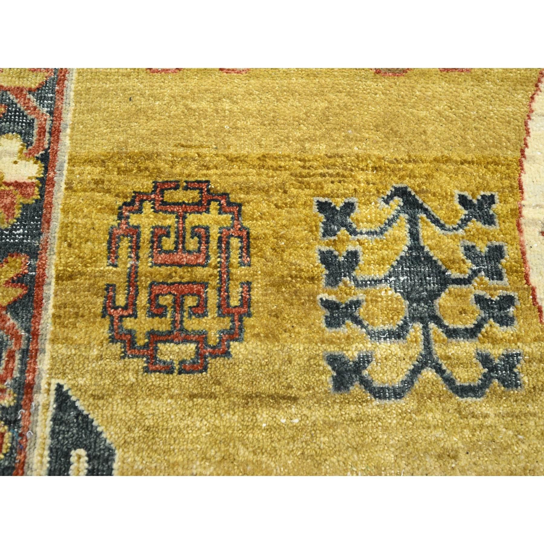 Tapis en laine noué à la main jaune d'influence Khotan de 6'1
