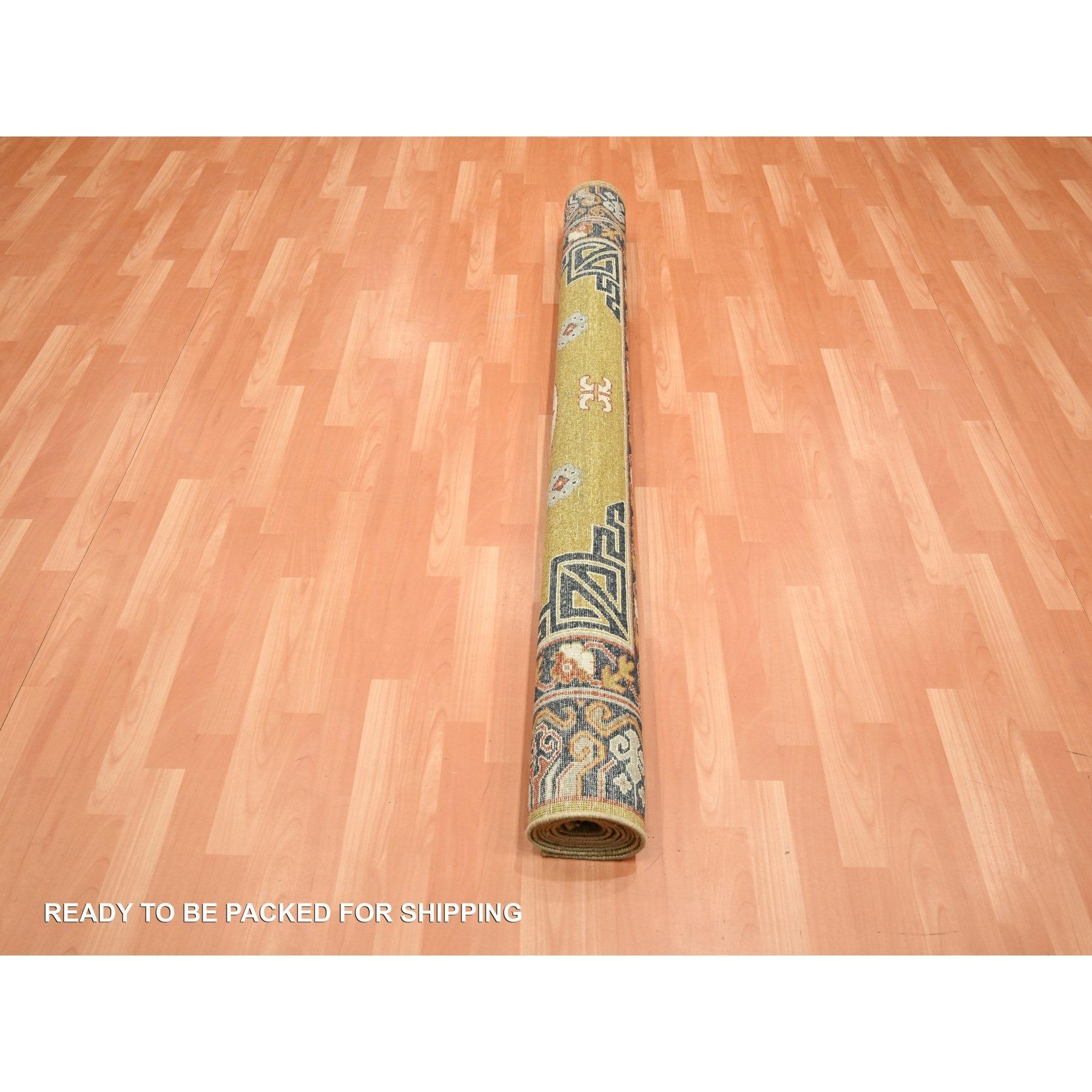 Tapis en laine noué à la main jaune d'influence Khotan de 6'1