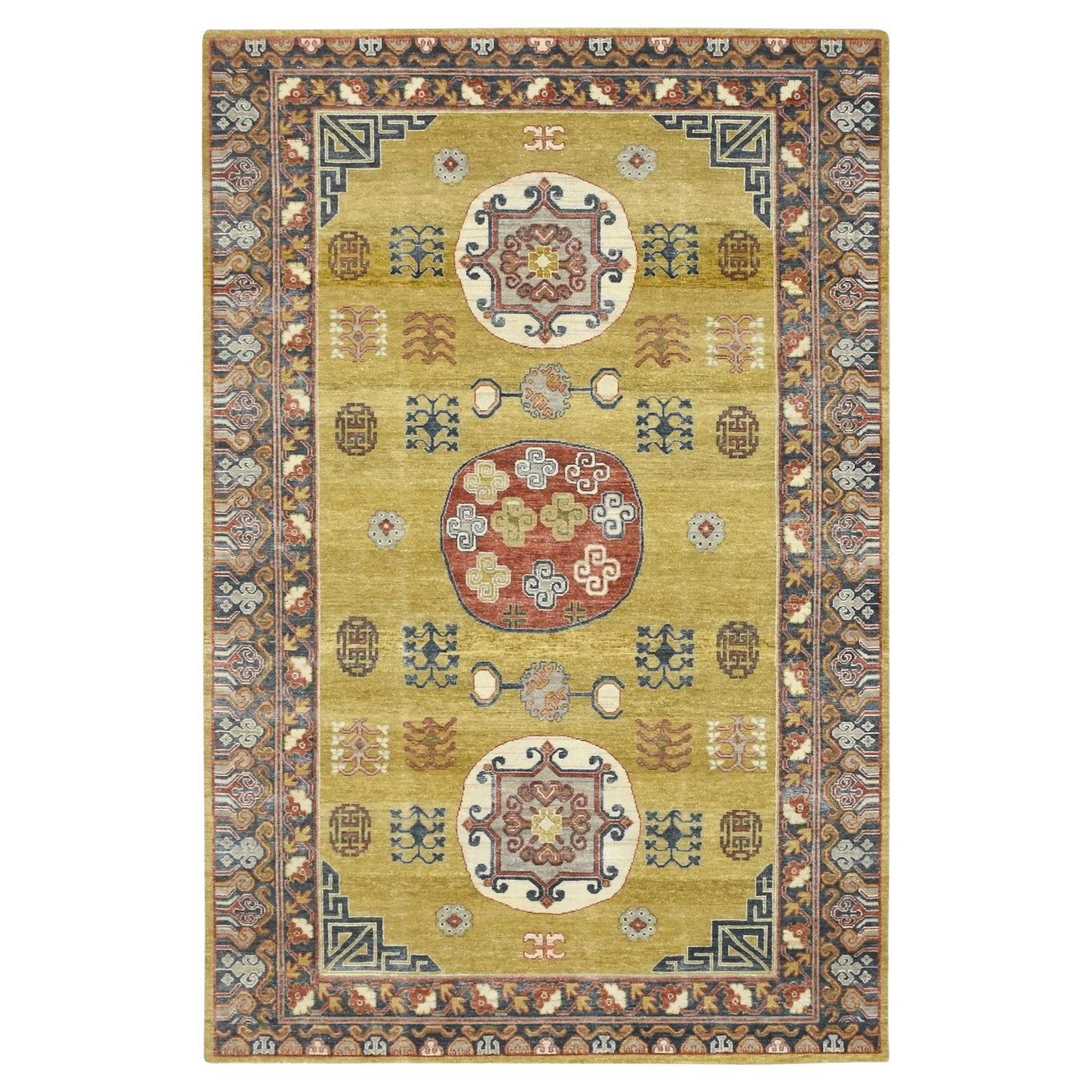 Tapis en laine noué à la main jaune d'influence Khotan de 6'1"x9'4" en vente