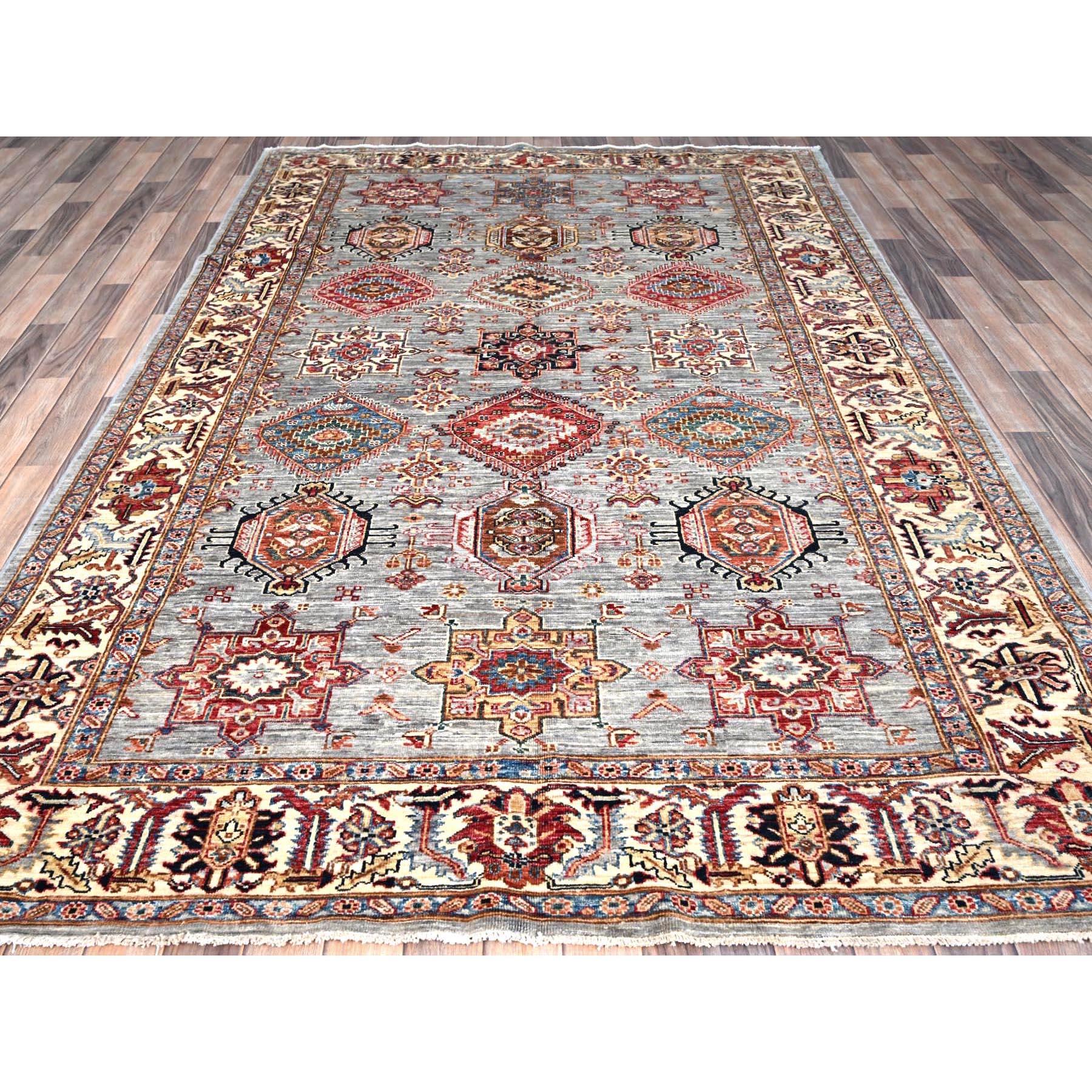 Ésta es una auténtica alfombra oriental afgana Super Kazak, anudada a mano, de pura lana. Ha sido anudada durante meses y meses con técnicas artesanales de tejido centenarias por expertos artesanos.
Materiales primarios: Lana
Látex: Sin pelo
