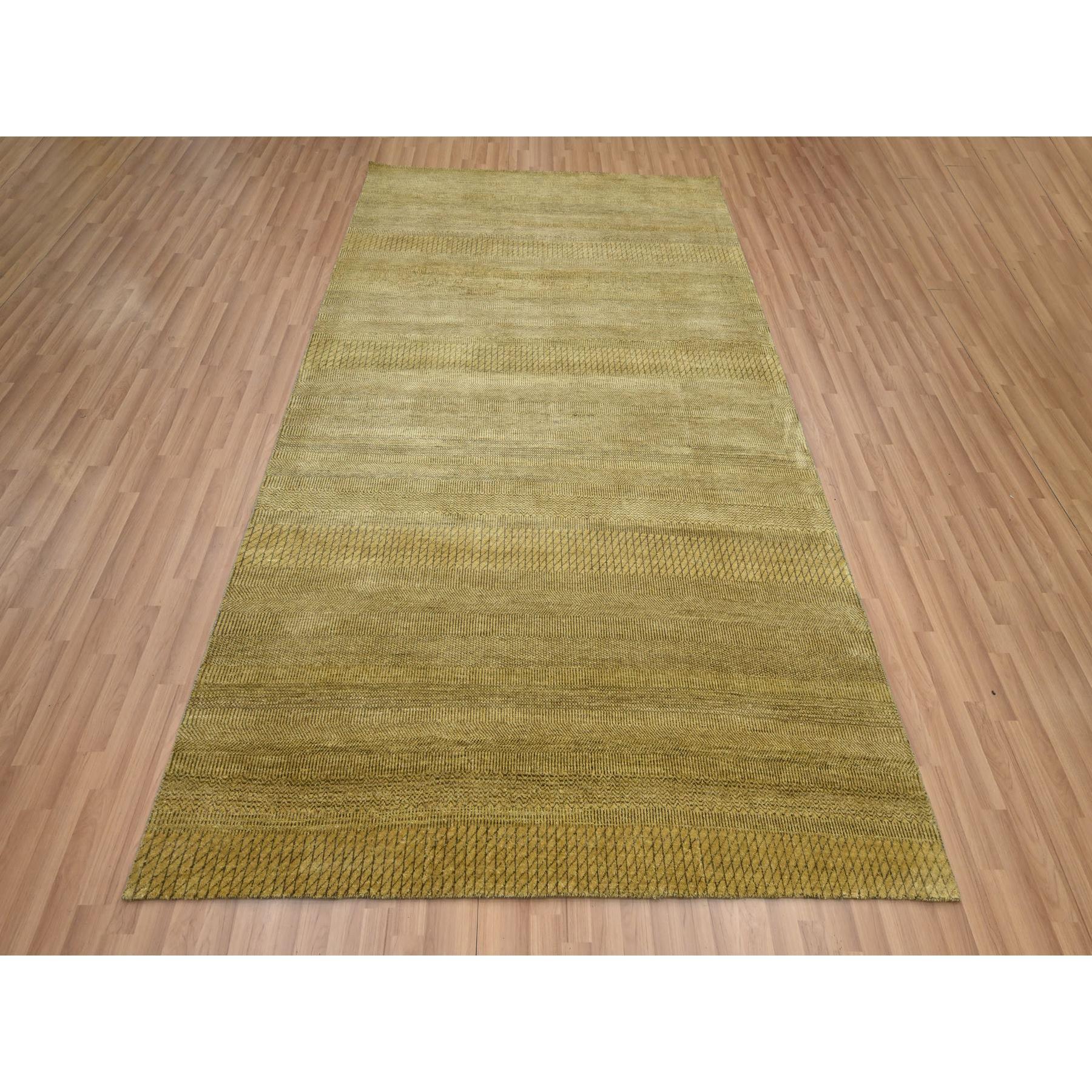 Erdnussbraun, Modernes Gras Design, Handgeknüpft, Randlos, Dichtere Webart, Wolle und Seide, Üppig und Plüsch, Orientteppich
Primäre MATERIALIEN: Wolle & Seide
Latex: Kein Flor 
Höhe: 0,25 Zoll
Stil: AM Contemporary
Grundfarbe: Braun
Sekundärfarben: