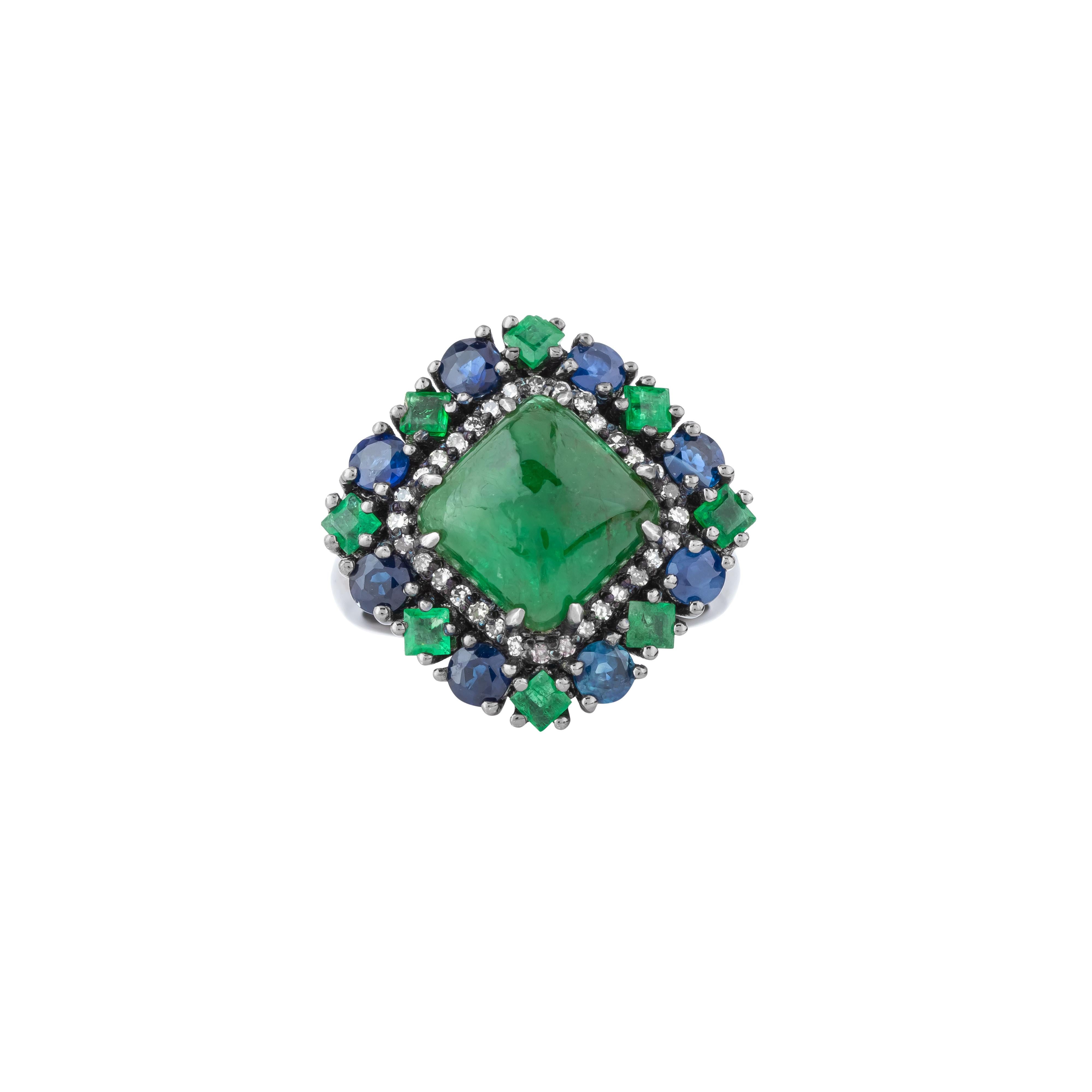 Irradiando una elegancia sin igual, el Anillo de Cóctel de Diamantes, Esmeraldas y Zafiros de 6,2 quilates muestra una armoniosa mezcla de lujo y arte. En su corazón, una cautivadora esmeralda emana un verde rico y verde, símbolo de renovación y