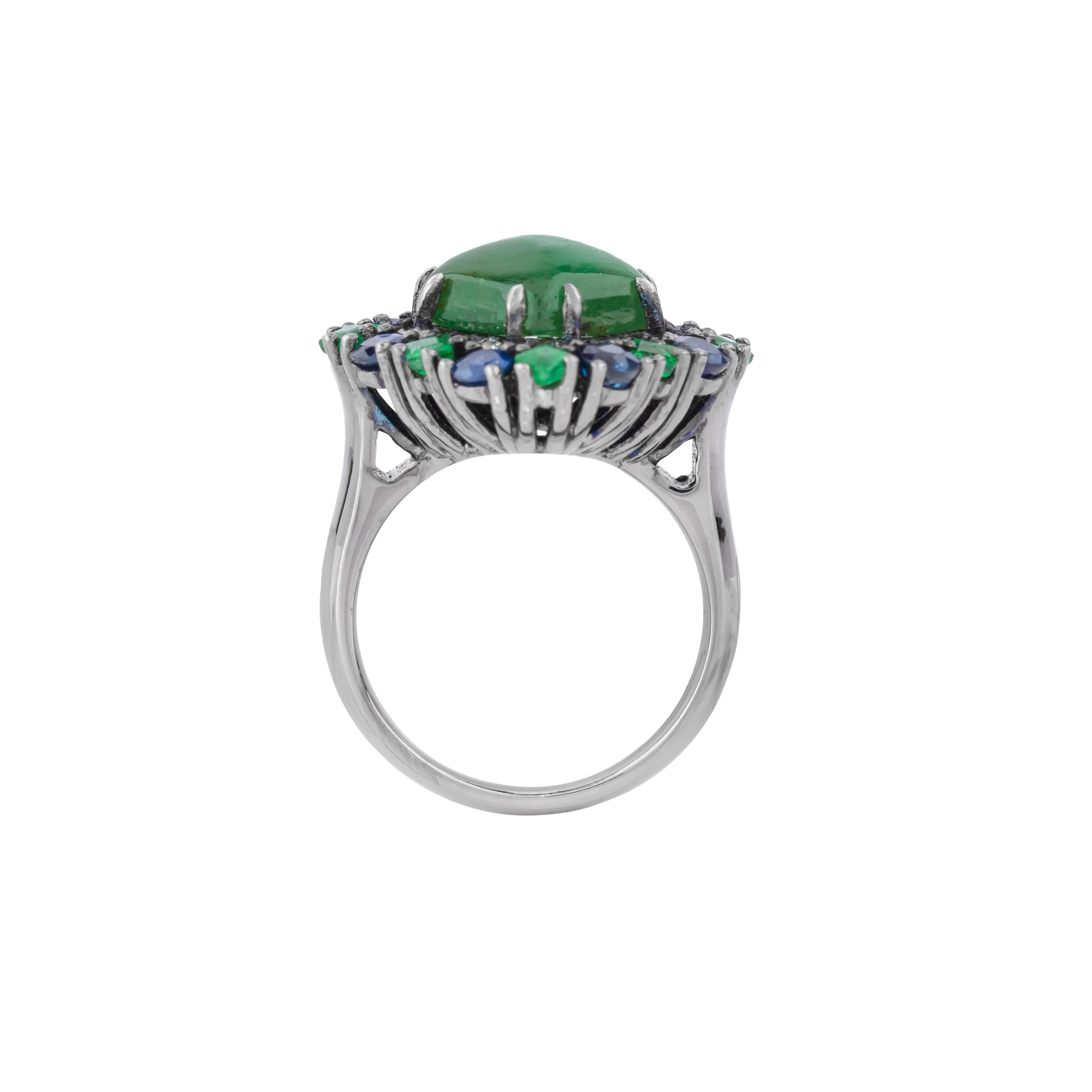 Anillo de cóctel de diamantes, esmeraldas y zafiros de 6.2 quilates Corte redondo en venta