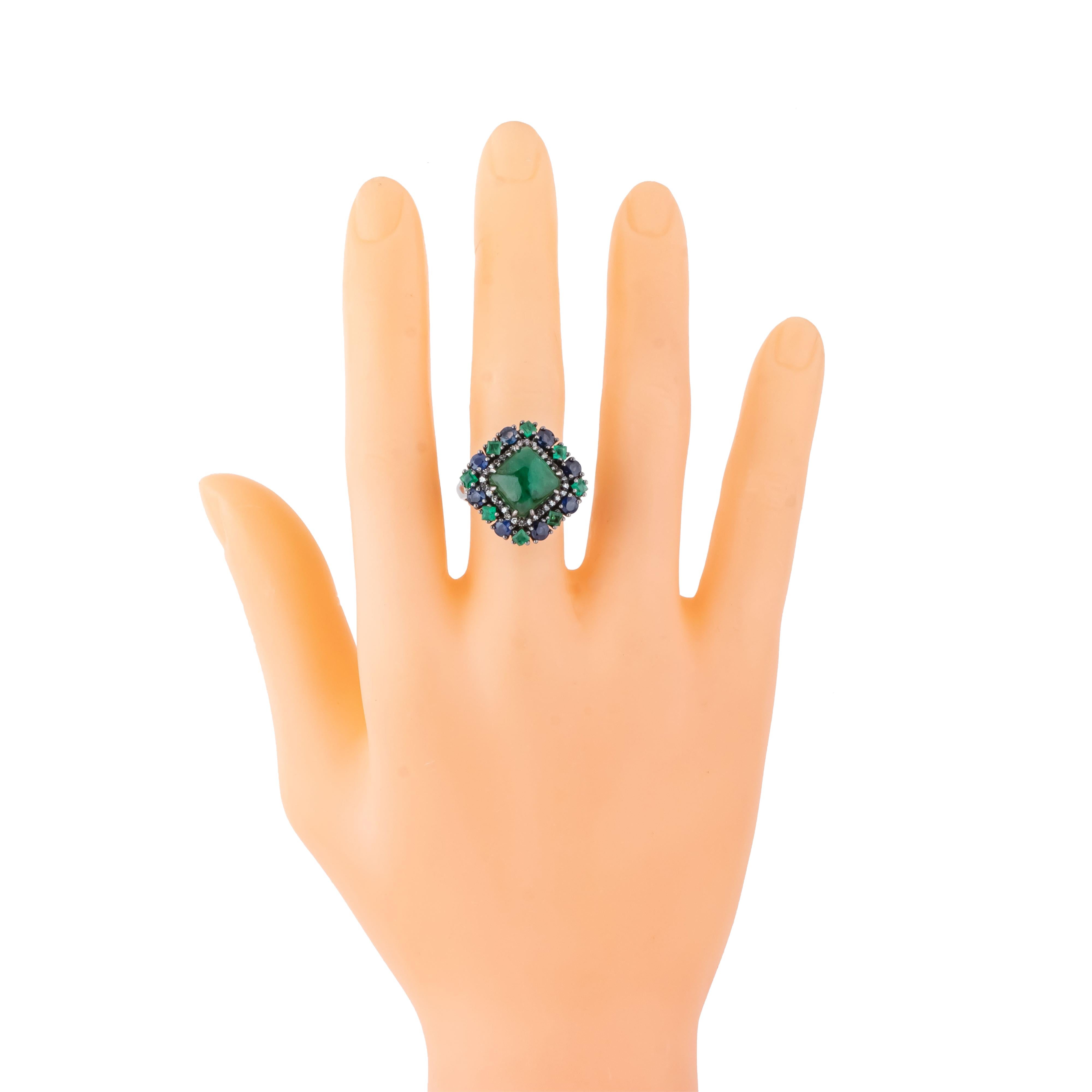Anillo de cóctel de diamantes, esmeraldas y zafiros de 6.2 quilates en Nuevo estado para la venta en Jaipur, IN
