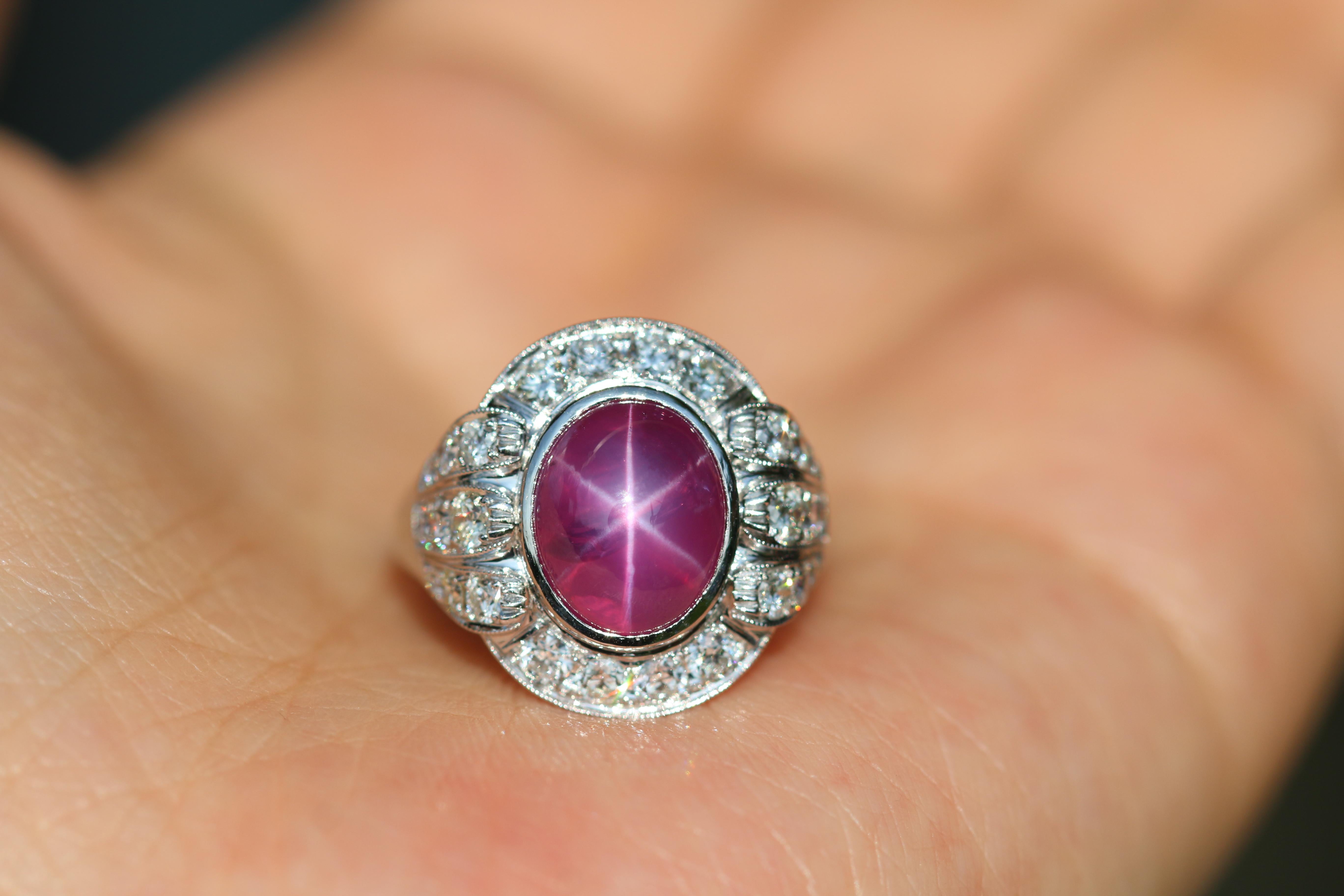 Rubino: 6,21 ct
Totale diamanti: 0,95ct
Oro bianco 18k
Taglia: N (taglia UK) / 6-6.5 (taglia US)
Certificato GRS che attesta il rubino naturale Star

Si tratta di un rubino stellato di alta qualità. Mostra una stella incredibilmente chiara e