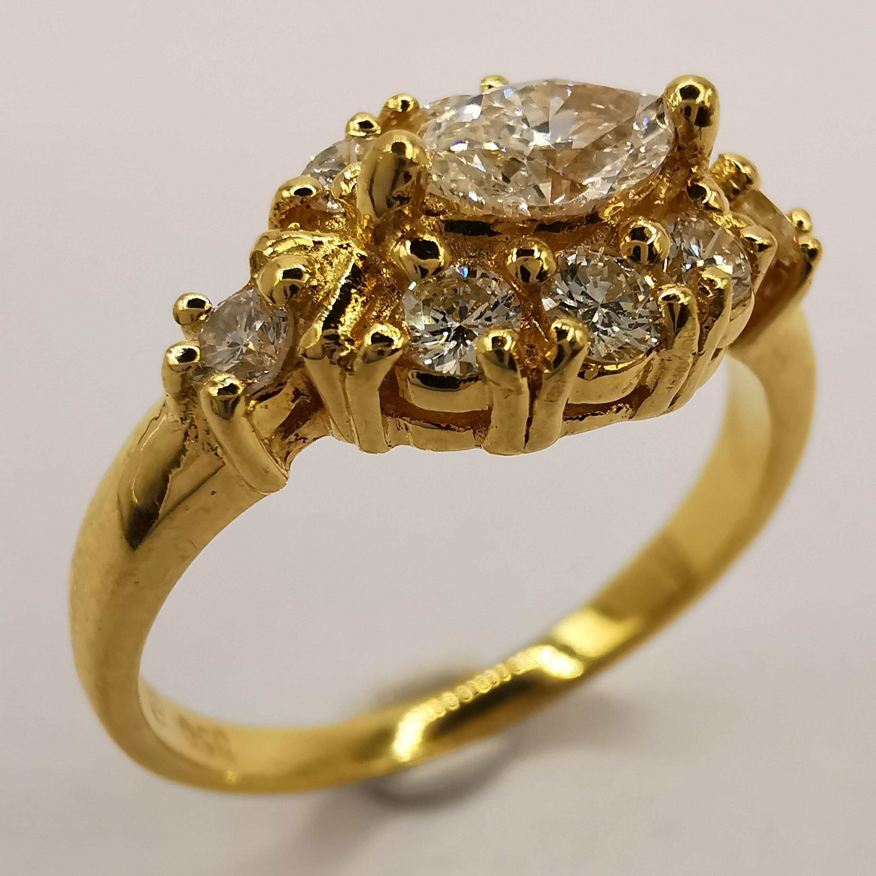 Dieser atemberaubende Diamantring mit 62 Karat im Marquise-Format ist das perfekte Accessoire für jeden besonderen Anlass. Der Ring ist aus 850er Gelbgold gefertigt, das einen Feingehalt von etwas über 20 Karat aufweist. Er besteht aus einem