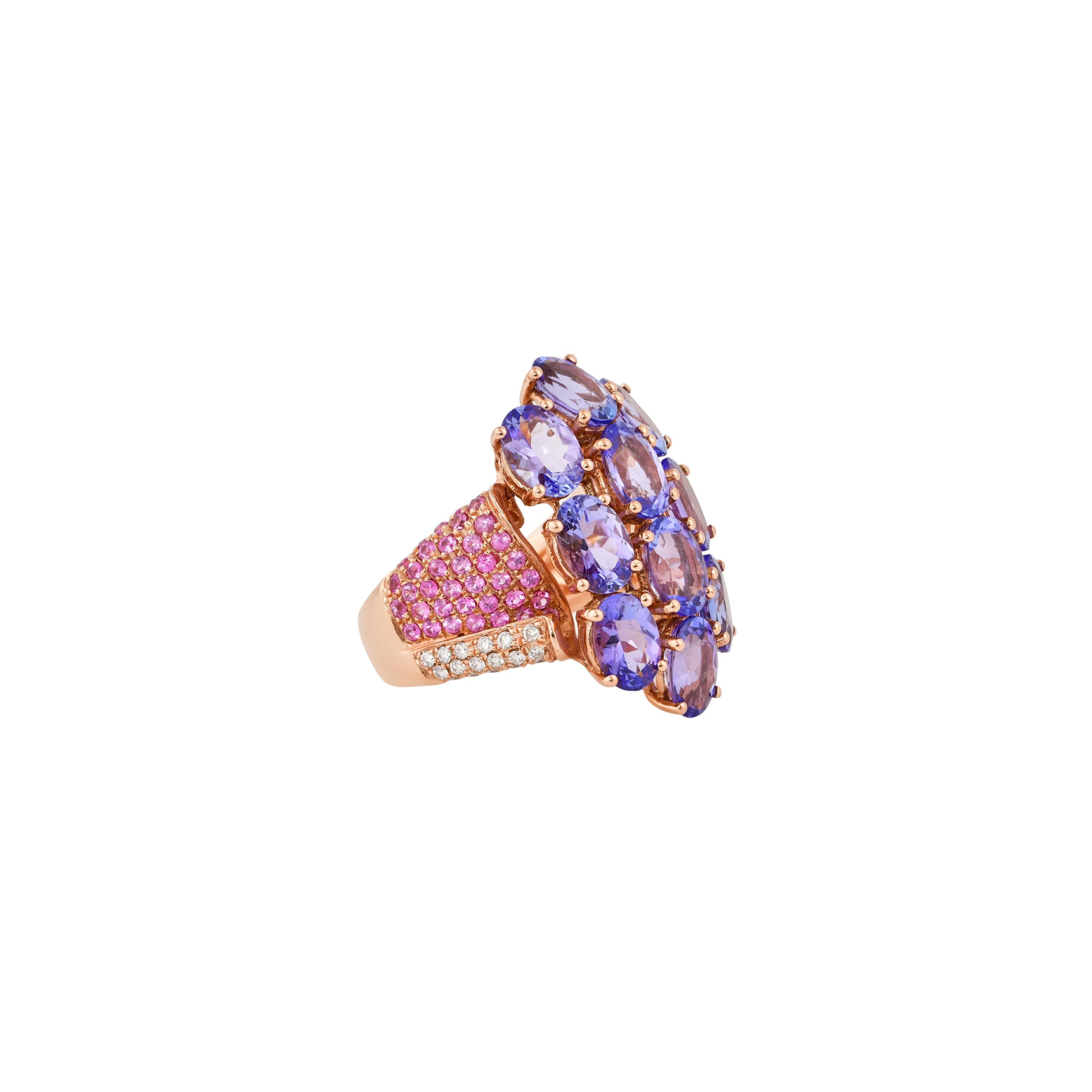 Glamorous Gemstones - Sunita Nahata begann ihre Karriere als Edelsteinhändlerin, und diese besondere Kollektion spiegelt ihre Liebe zu vielfarbigen Halbedelsteinen wider. Dieser Ring besteht aus einem Cluster der lebhaftesten Tansanite, die aus