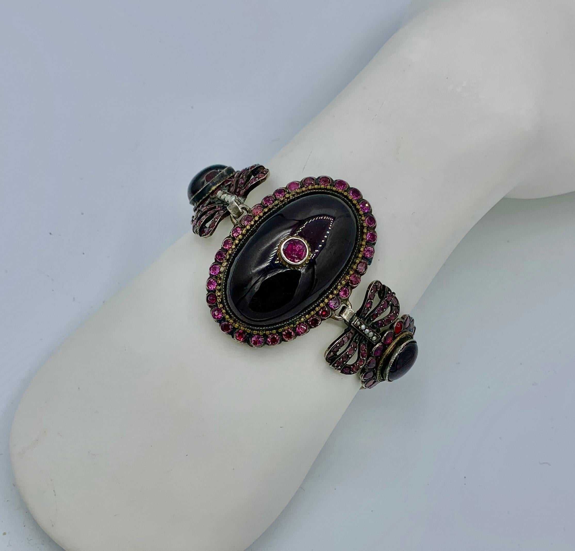 Bracelet en grenat de Bohème cabochon 62 carats et rubis de qualité musée, Belle Époque française Bon état - En vente à New York, NY