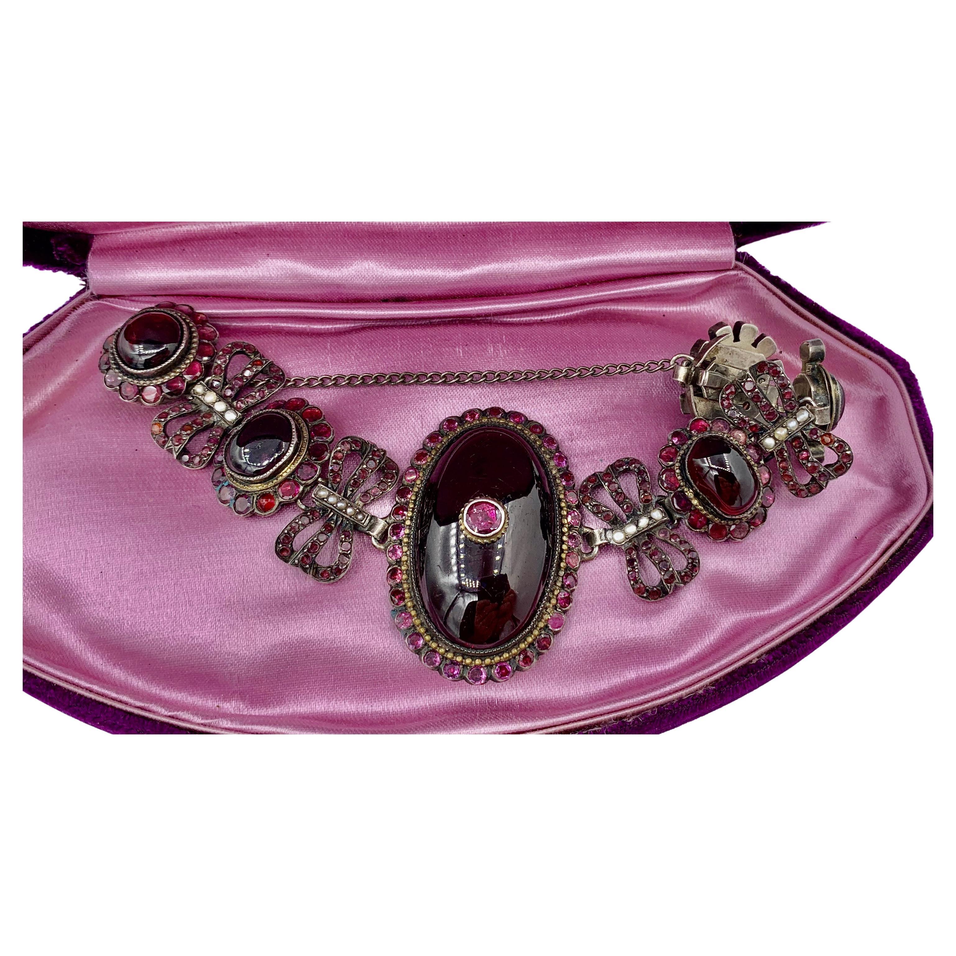 Bracelet en grenat de Bohème cabochon 62 carats et rubis de qualité musée, Belle Époque française Pour femmes en vente