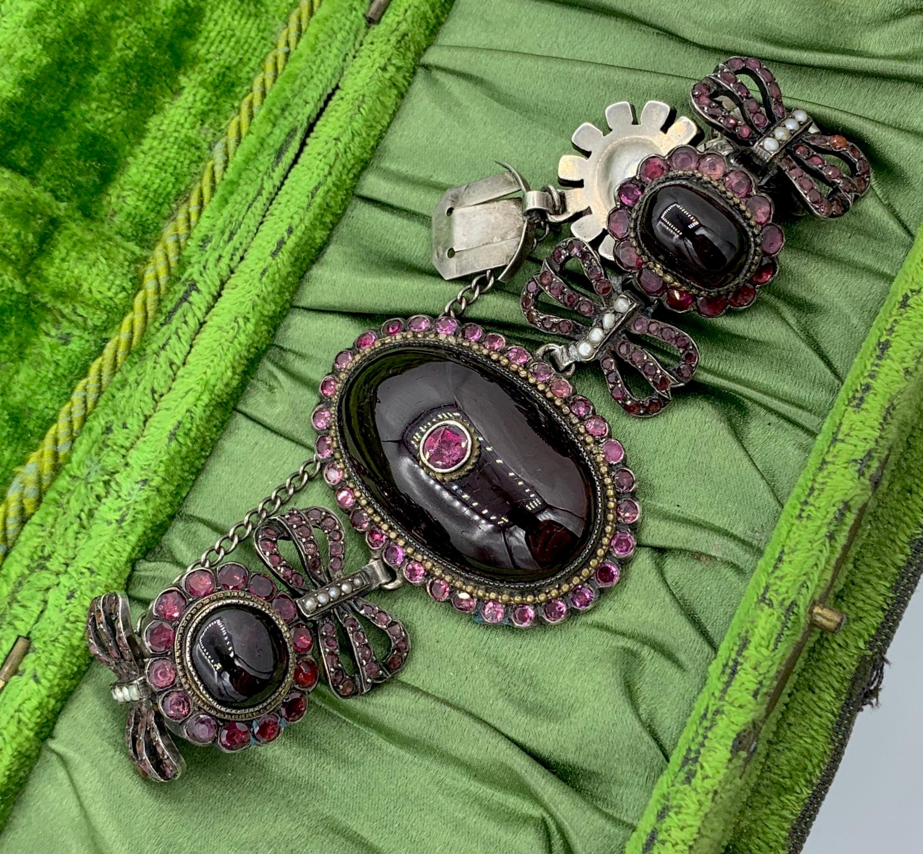 Women's 62 Ct Bohemian Garnet Cabochon Ruby Bracelet French Belle Epoque Museum Quality For Sale