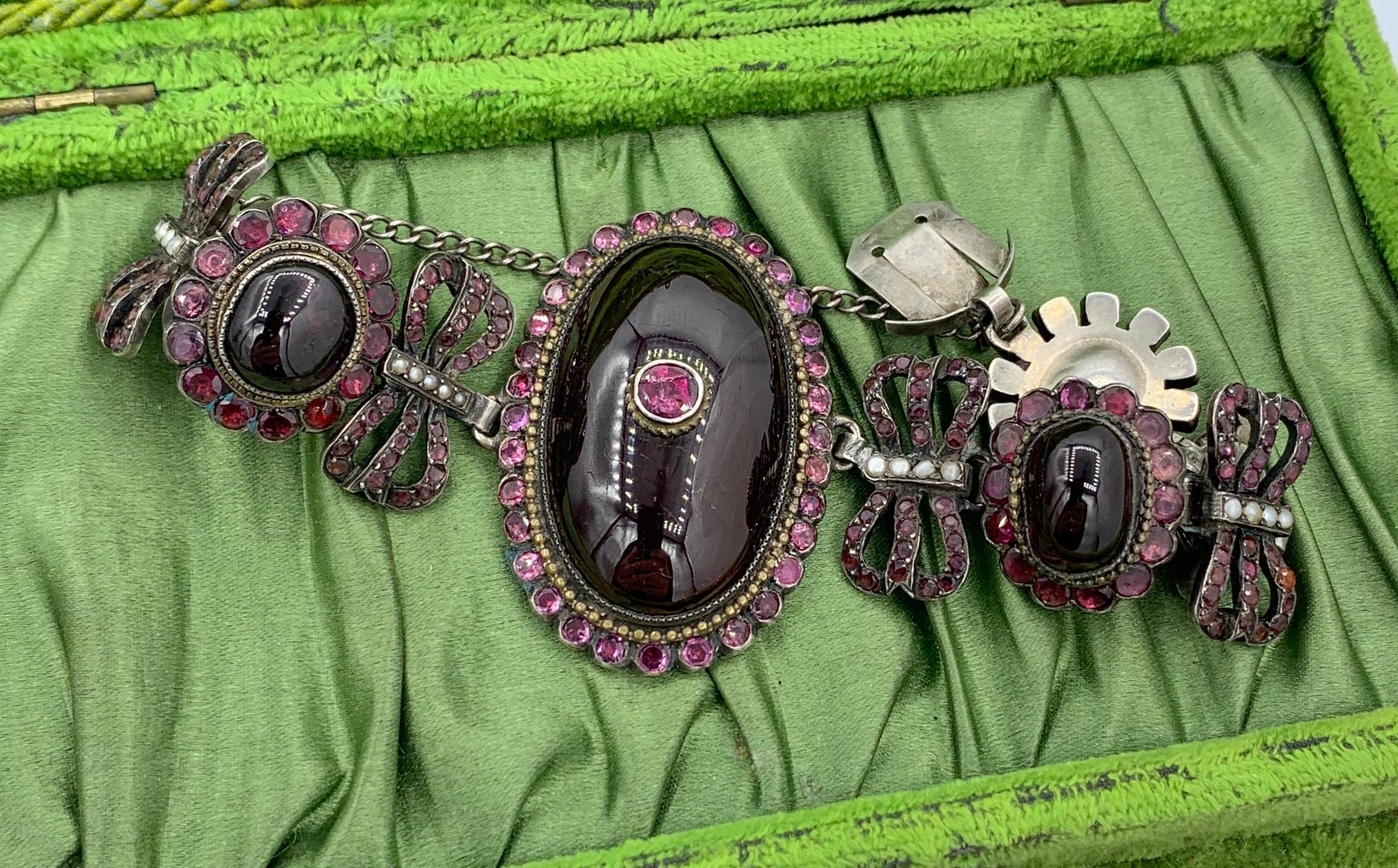 Bracelet en grenat de Bohème cabochon 62 carats et rubis de qualité musée, Belle Époque française en vente 4