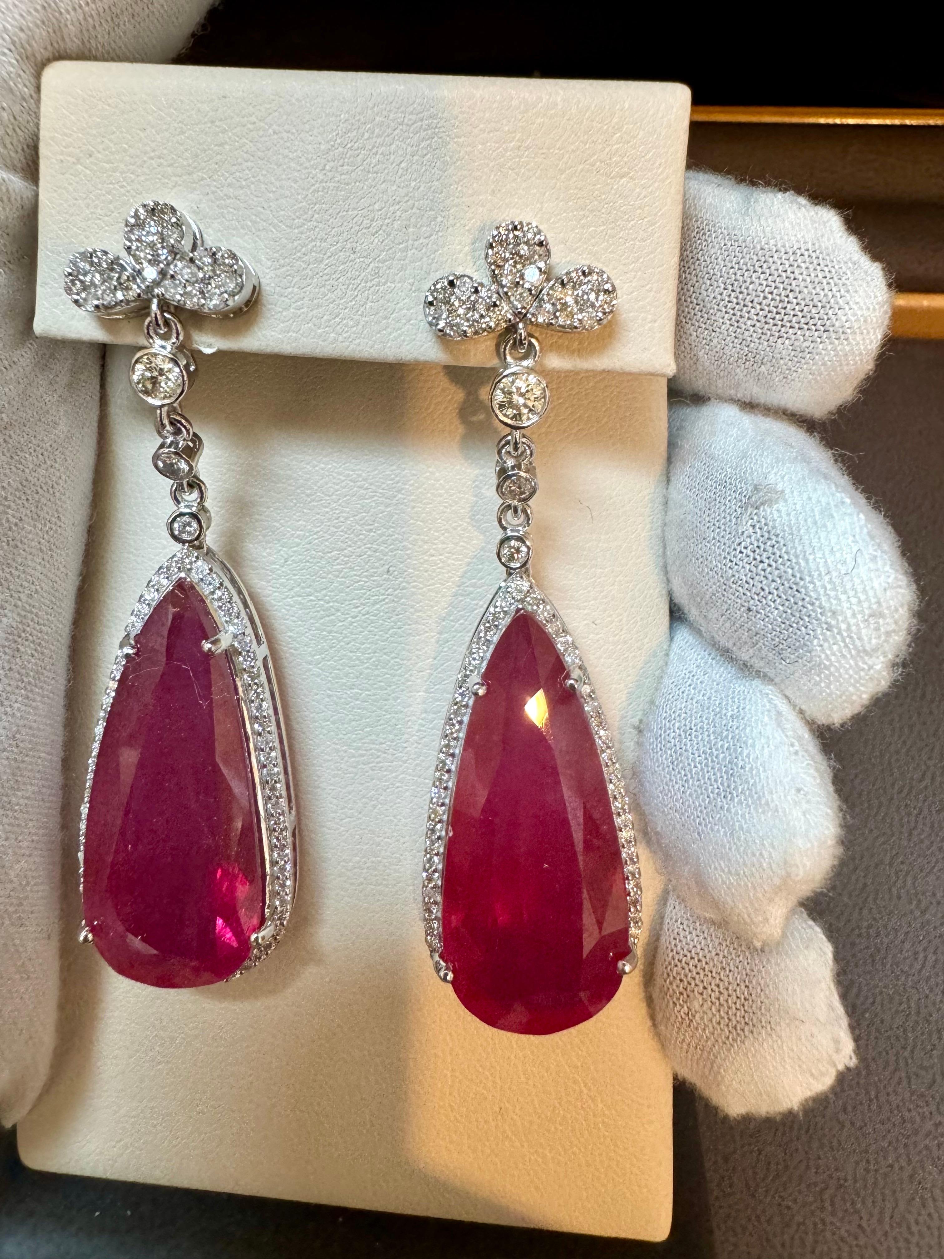 Orecchino da cocktail con tormalina rosa e diamanti, oro 14 Kt, 62 carati, goccia di pera naturale In condizioni ottime in vendita a New York, NY