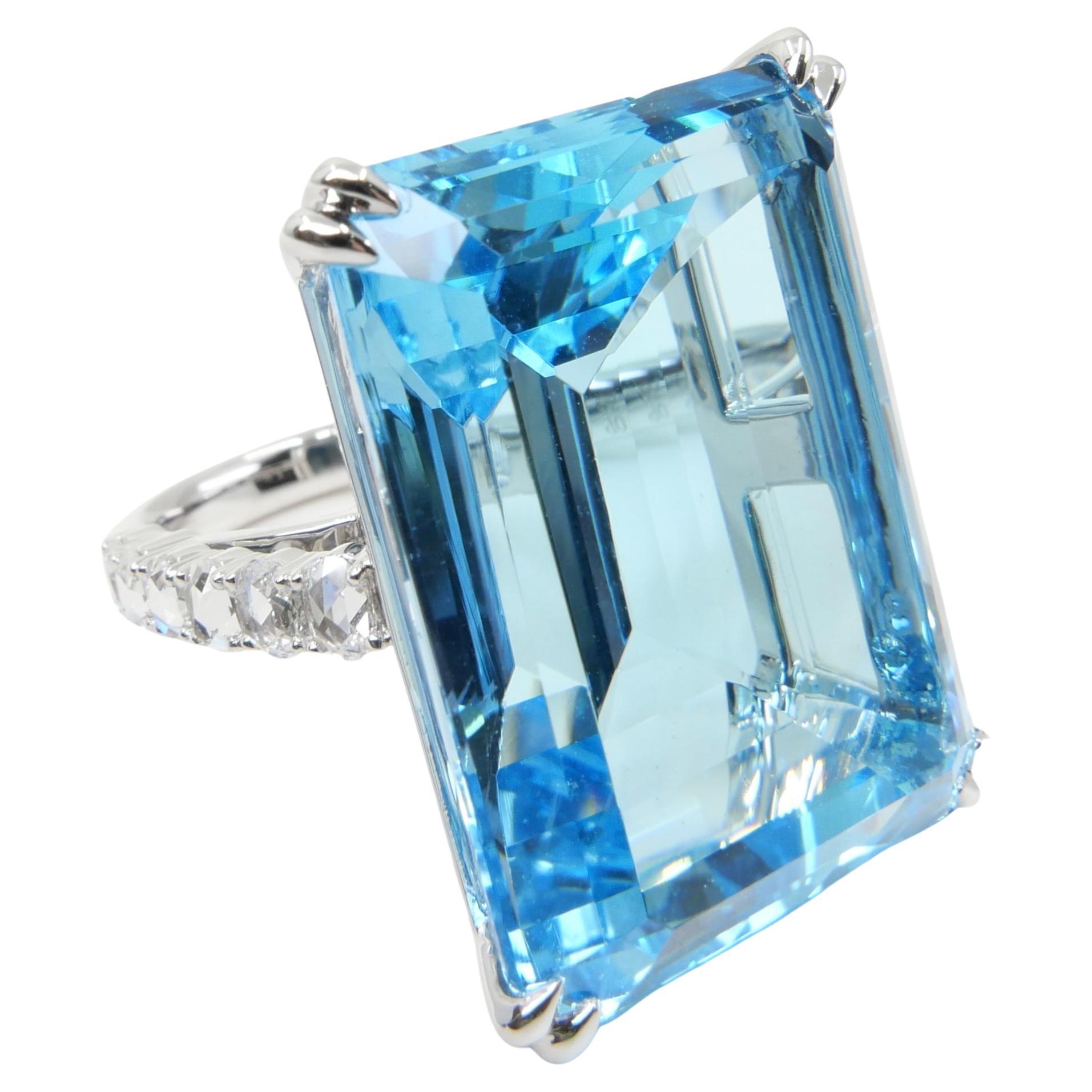 Substantielle bague cocktail en topaze bleue taille en escalier et diamants taille rose 62 carats