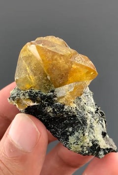 Racimo de 62 gramos de cristal de titanita amarillo miel maclado sobre matriz procedente de Pakistán