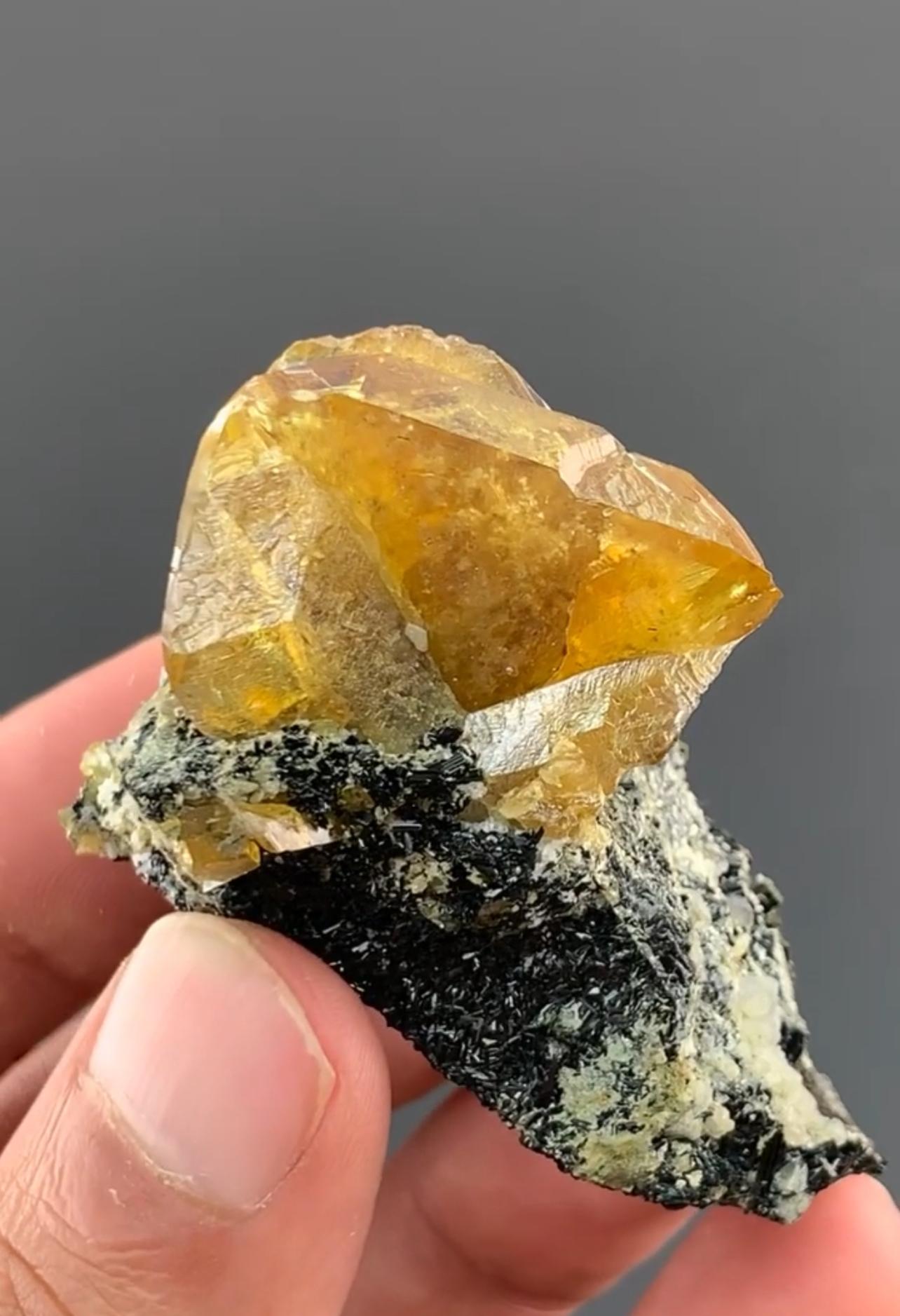 Stile Adam 62 grammi di cristallo di titanite gemellato giallo miele su Matrix dal Pakistan in vendita