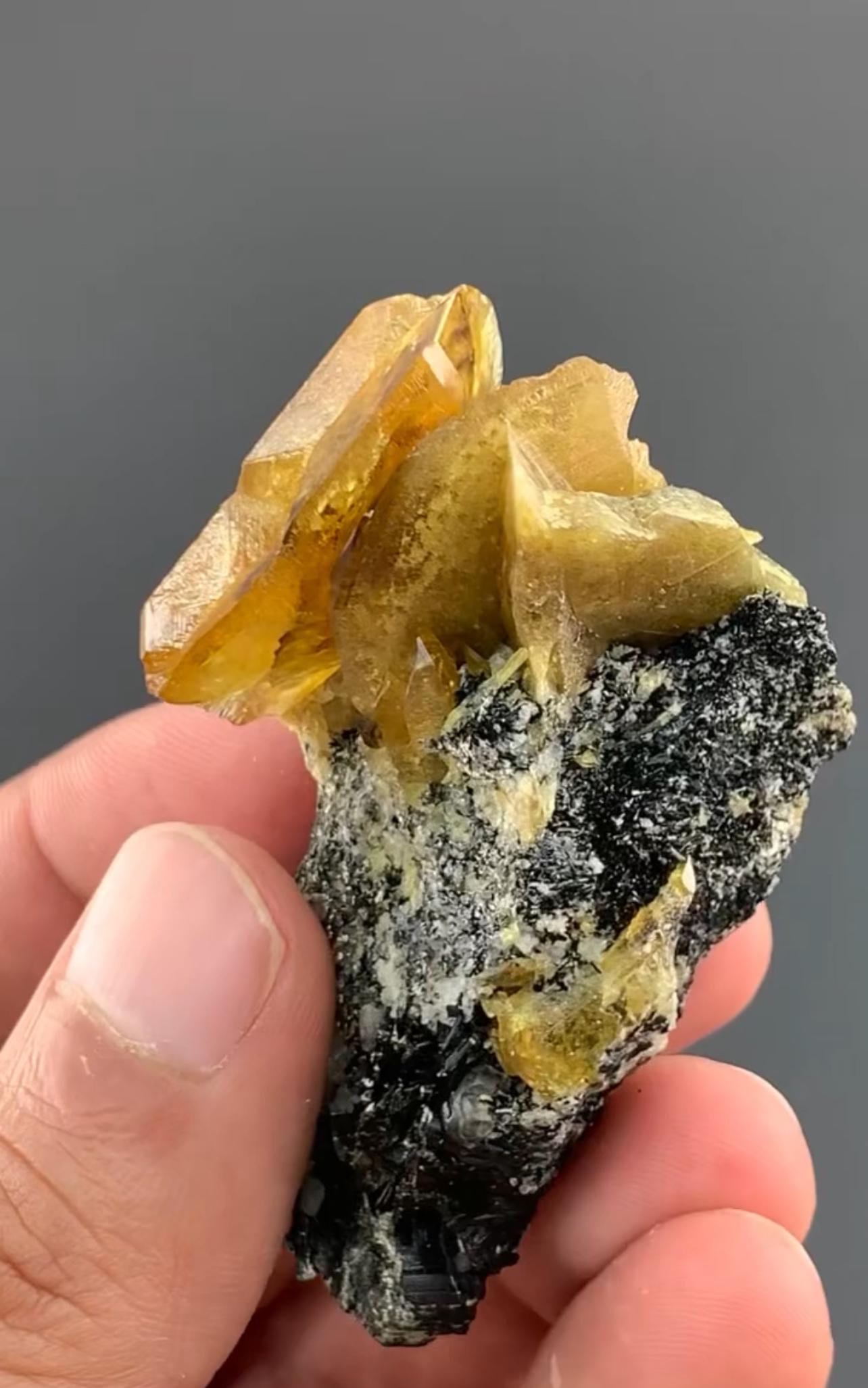Pakistano 62 grammi di cristallo di titanite gemellato giallo miele su Matrix dal Pakistan in vendita