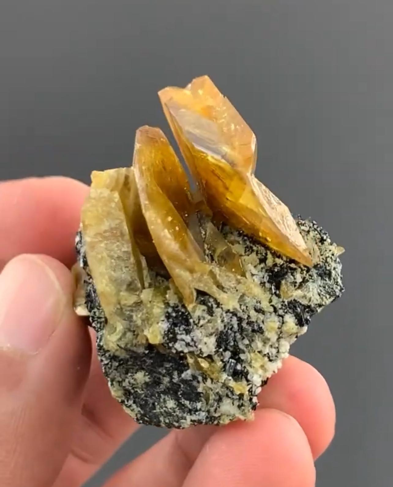 XXI secolo e contemporaneo 62 grammi di cristallo di titanite gemellato giallo miele su Matrix dal Pakistan in vendita