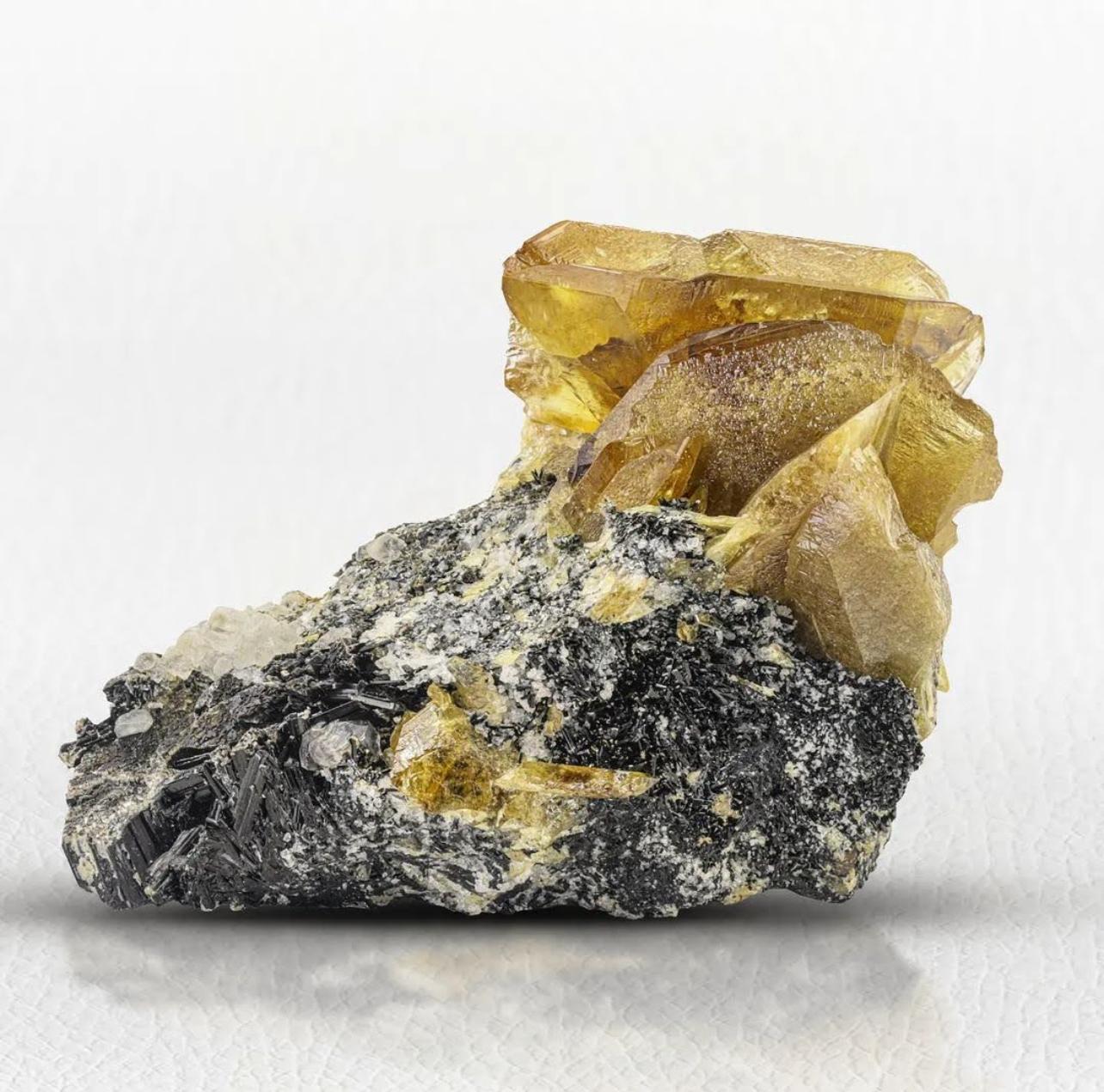 Altro 62 grammi di cristallo di titanite gemellato giallo miele su Matrix dal Pakistan in vendita