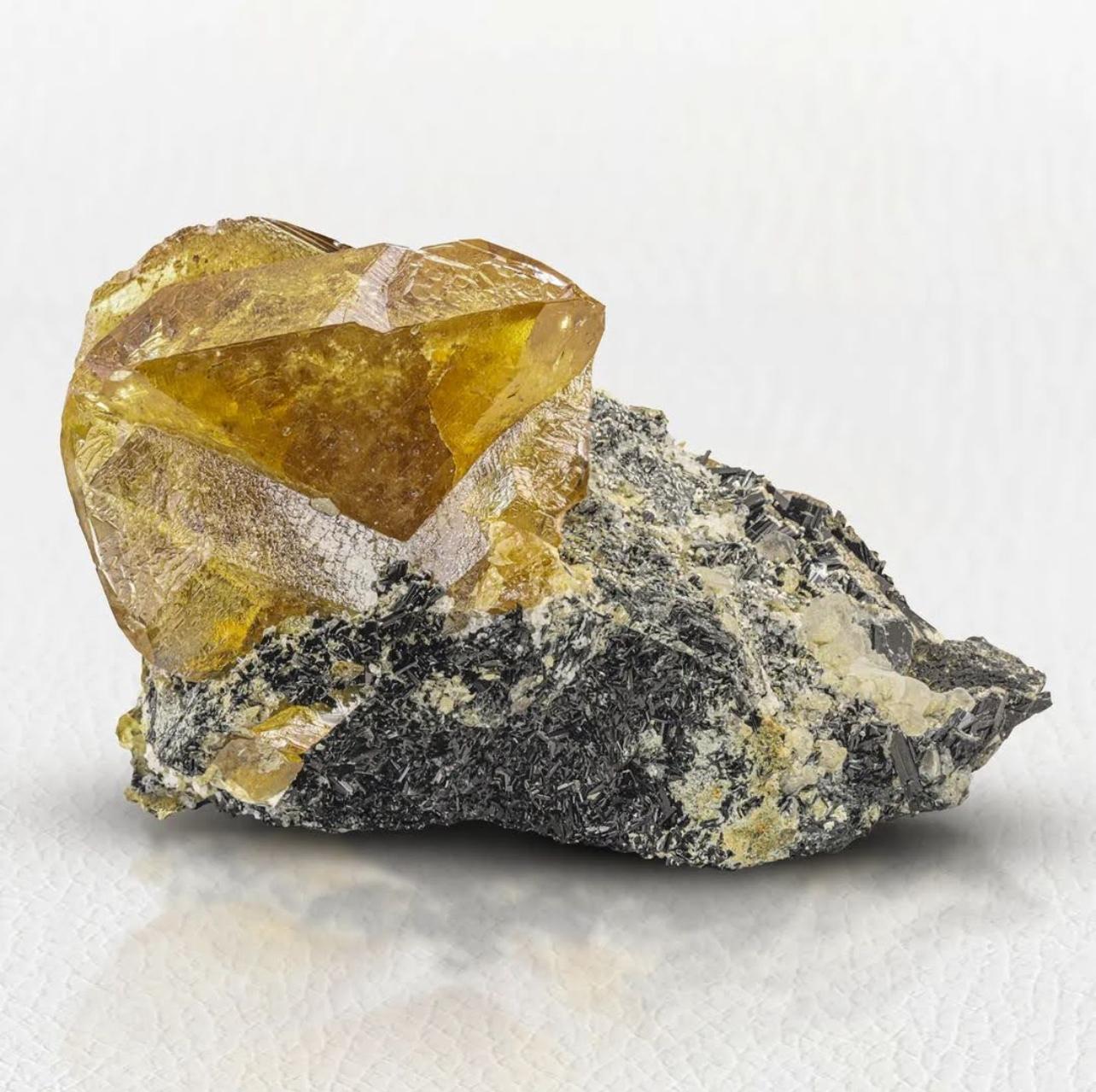 62 grammi di cristallo di titanite gemellato giallo miele su Matrix dal Pakistan in vendita 1