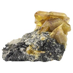 62 grammi di cristallo di titanite gemellato giallo miele su Matrix dal Pakistan