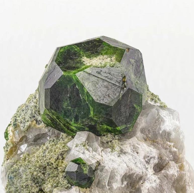 Stile Adam 62 grammi di cristalli focali isometrici di granato verde demantoide su matrice dall'Iran in vendita