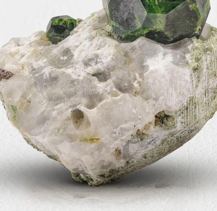 Persiano 62 grammi di cristalli focali isometrici di granato verde demantoide su matrice dall'Iran in vendita