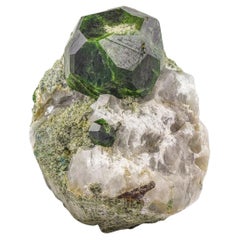 62 grammi di cristalli focali isometrici di granato verde demantoide su matrice dall'Iran