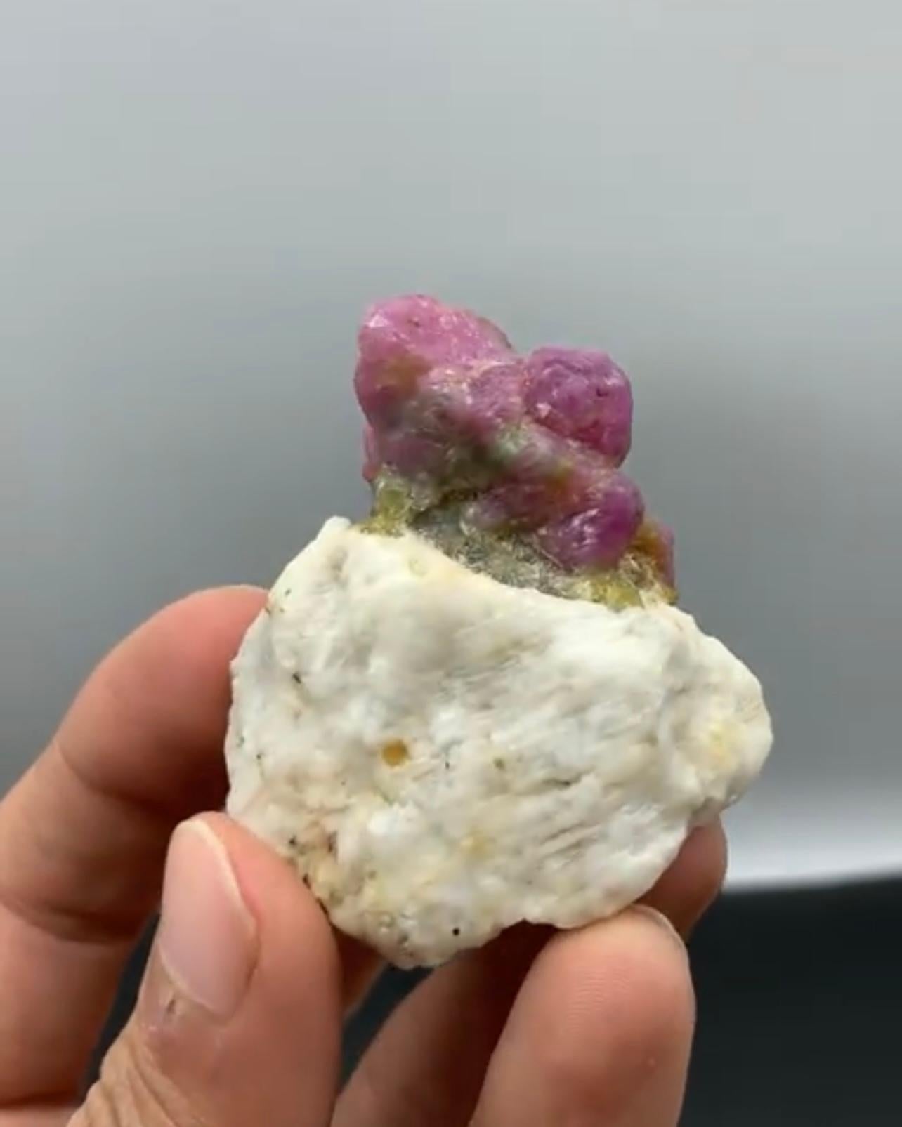 62 Gramm lebhafte rote Rubinkristalle auf Marmor Matrix aus Afghanistan (Adamstil) im Angebot