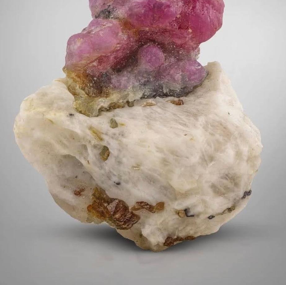 62 Grams Vibrant Red Ruby Crystals On Marble Matrix From Afghanistan In Excellent Condition For Sale In Peshawar, PK