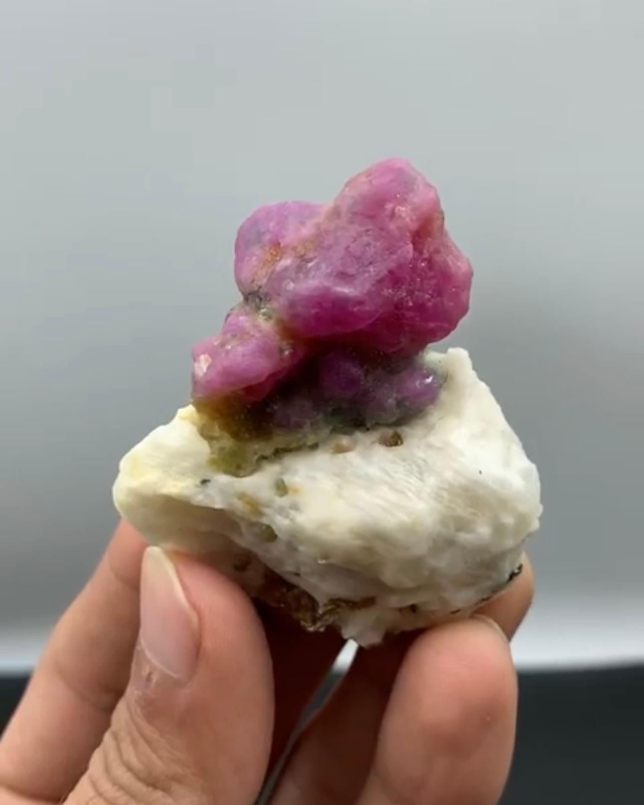 62 Gramm lebhafte rote Rubinkristalle auf Marmor Matrix aus Afghanistan (21. Jahrhundert und zeitgenössisch) im Angebot