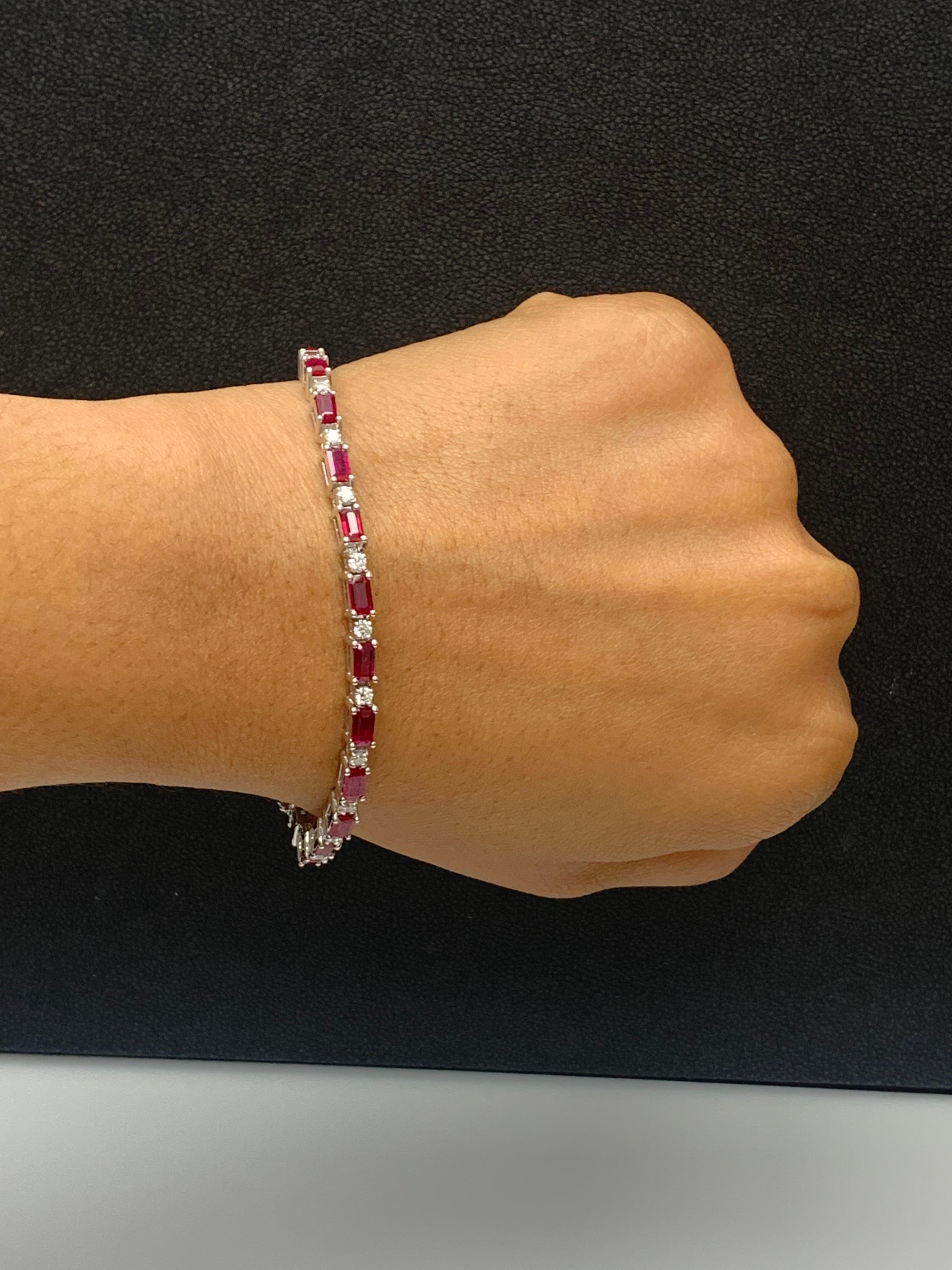 Bracelet de rubis taille émeraude de 6,20 carats et diamants en or blanc 14K en vente 4