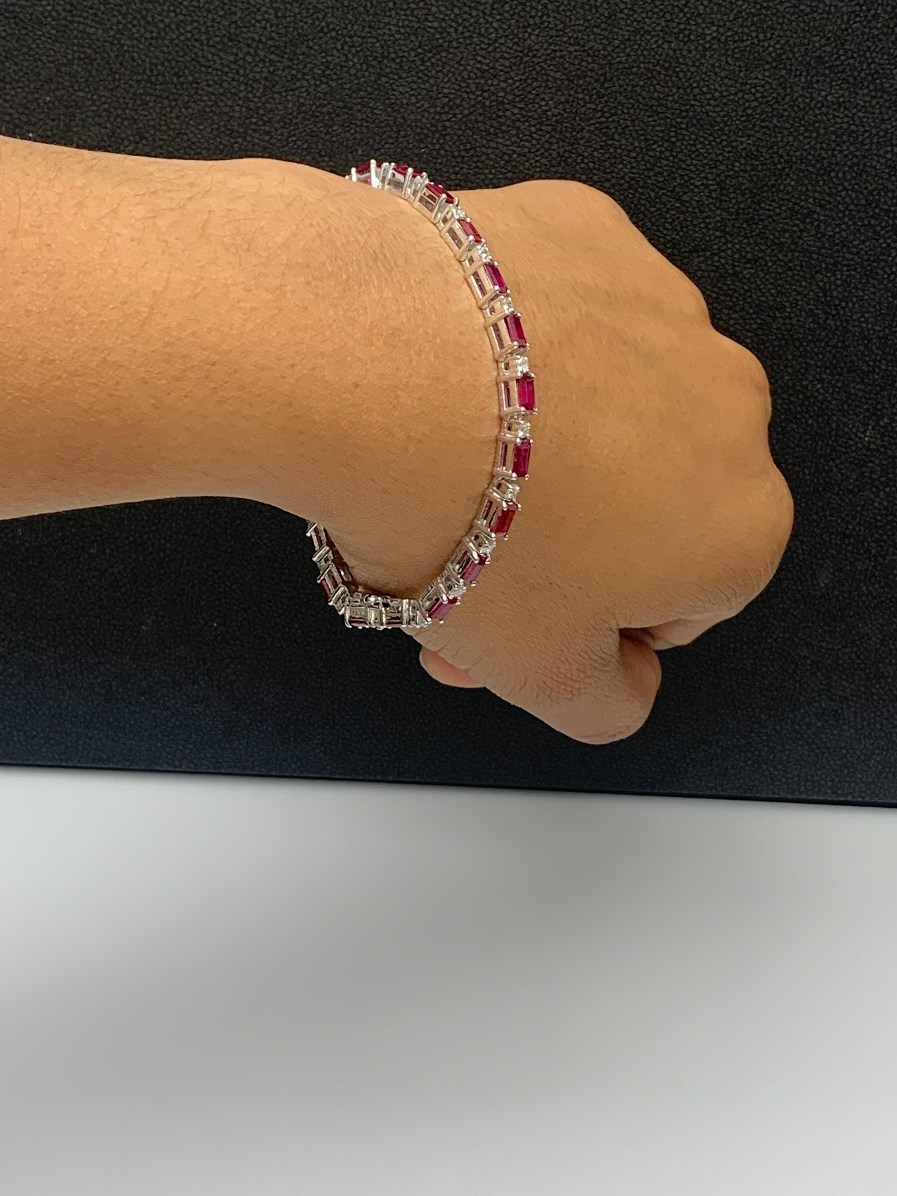 Un bracelet de tennis à la mode mettant en valeur une alternance de 22 rubis Lush taille émeraude pesant 6.20 carats total et 22 diamants ronds brillants pesant 1.08 carats total. Serti dans une monture polie en or blanc 14K. 

Le style est