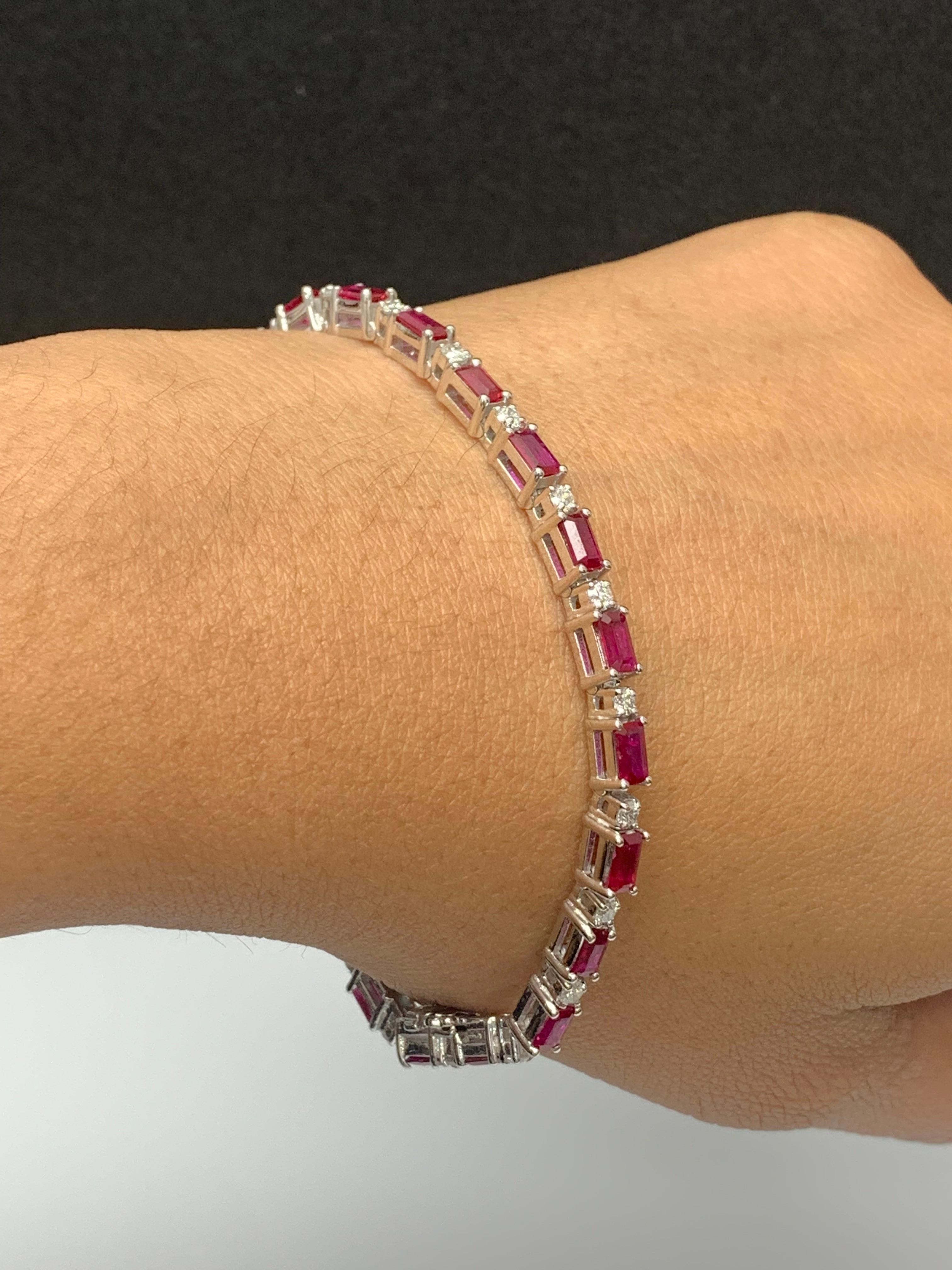 Bracelet de rubis taille émeraude de 6,20 carats et diamants en or blanc 14K en vente 2