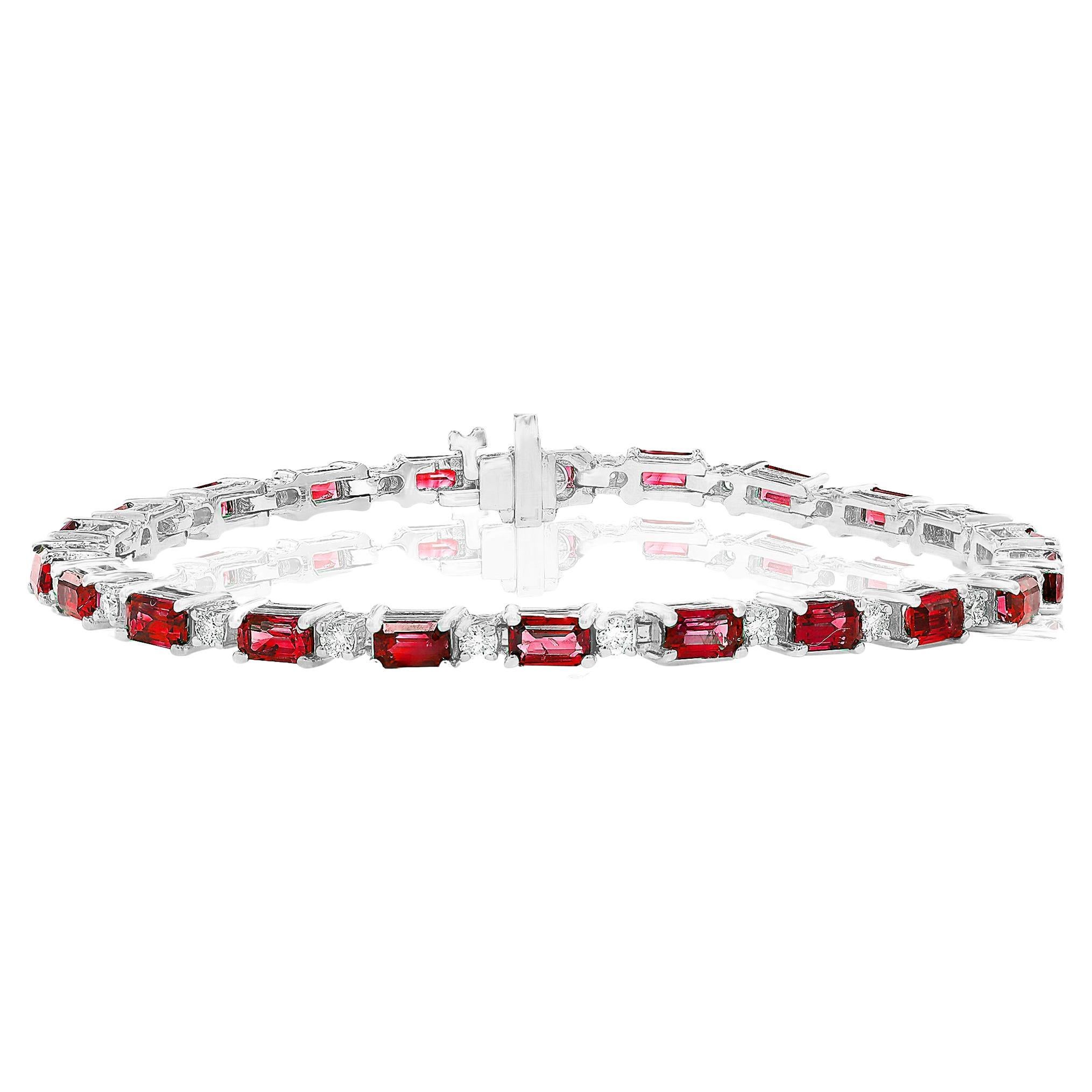 Bracelet de rubis taille émeraude de 6,20 carats et diamants en or blanc 14K en vente