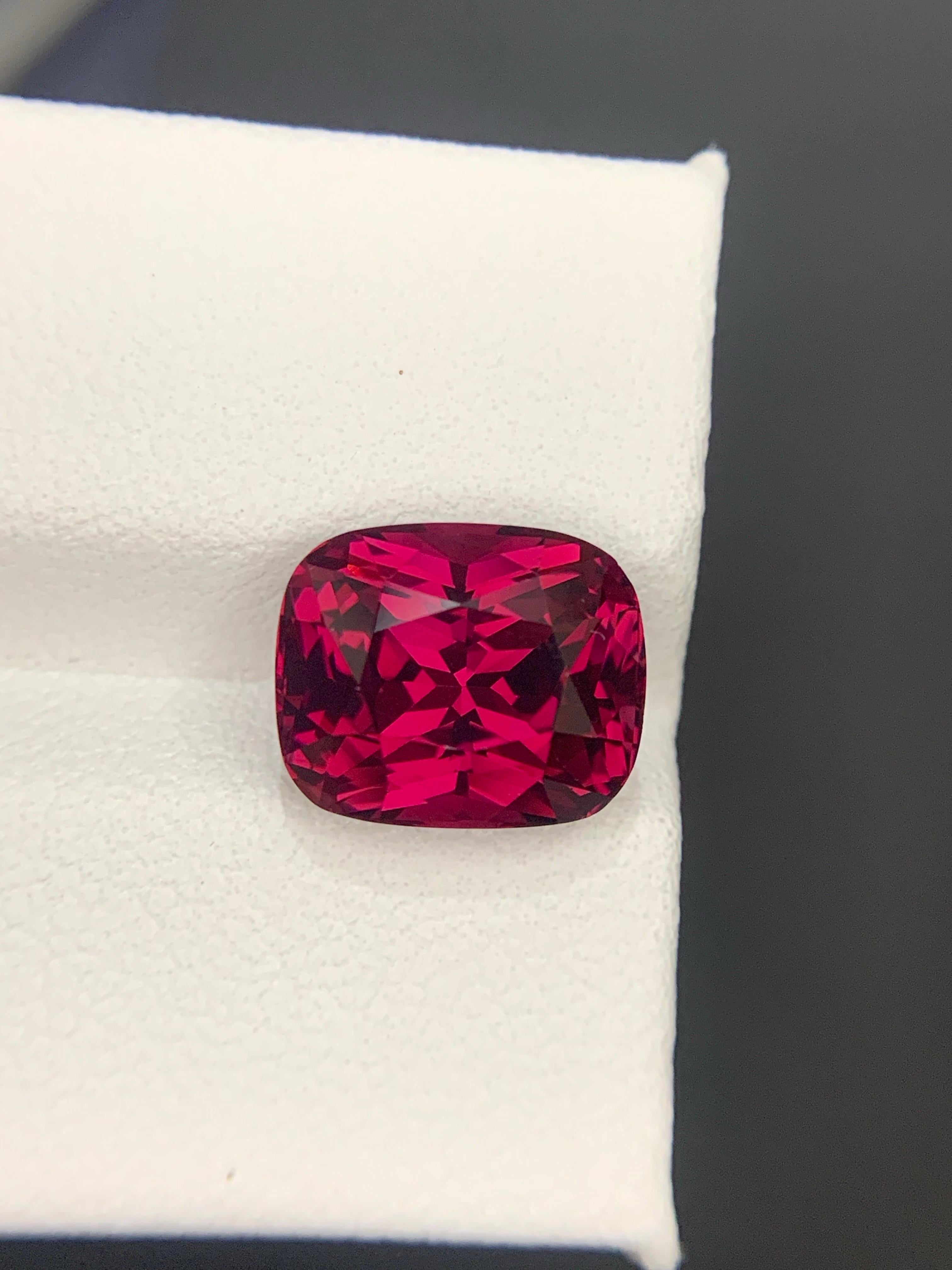 Granate rodolita suelto

Peso: 6,20 quilates
Dimensiones: 11,1 x 9 x 7 Mm
Color: Rojo
Origen: Tanzania
Tratamiento: No
Forma : Cojín 
Certificado: A petición

El granate rodolita, una gema célebre por sus encantadores tonos rojizos y morados, ocupa