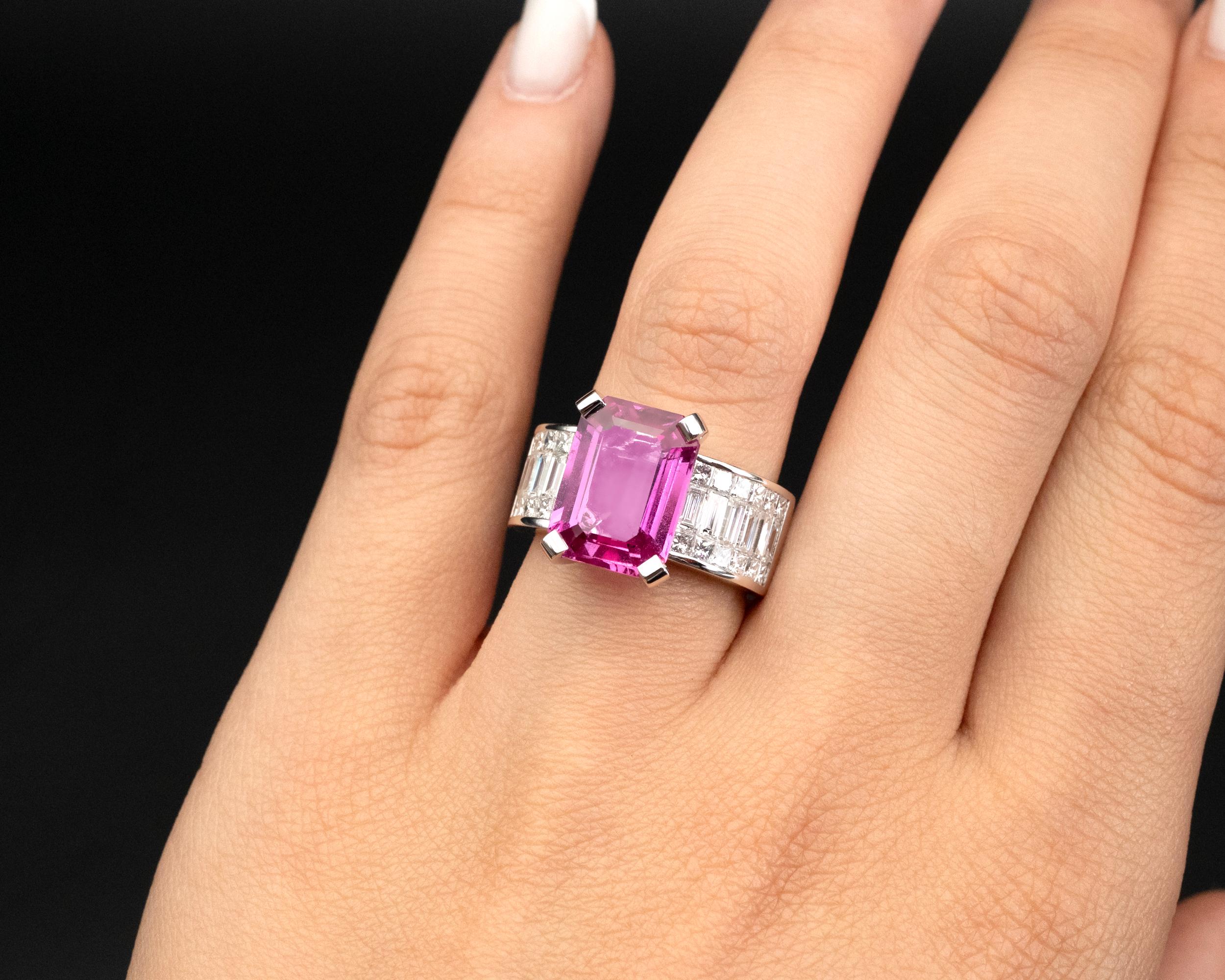 Natürlicher, nicht erhitzter rosafarbener Saphir mit einem Gewicht von 6,20 Karat in einem modernen Diamantring aus 18 Kt Weißgold. Die Diamanten im Baguette- und Prinzess-Schliff sind mit der unsichtbaren Fassungstechnik gefasst, die ein