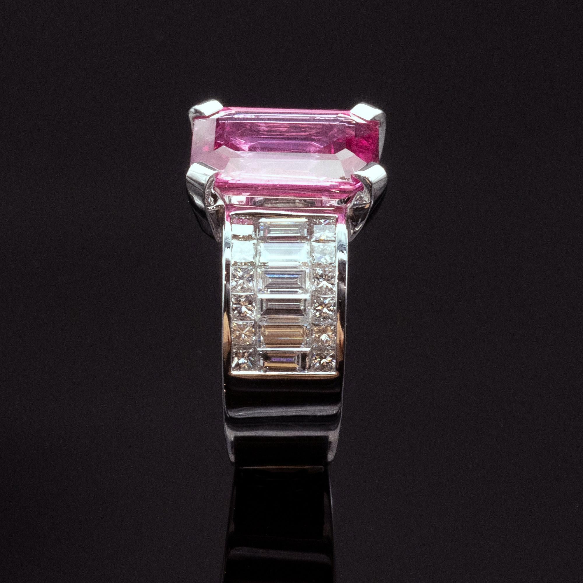 Ring mit 6,20 Karat natürlichem rosa Saphir und Diamant (Smaragdschliff) im Angebot