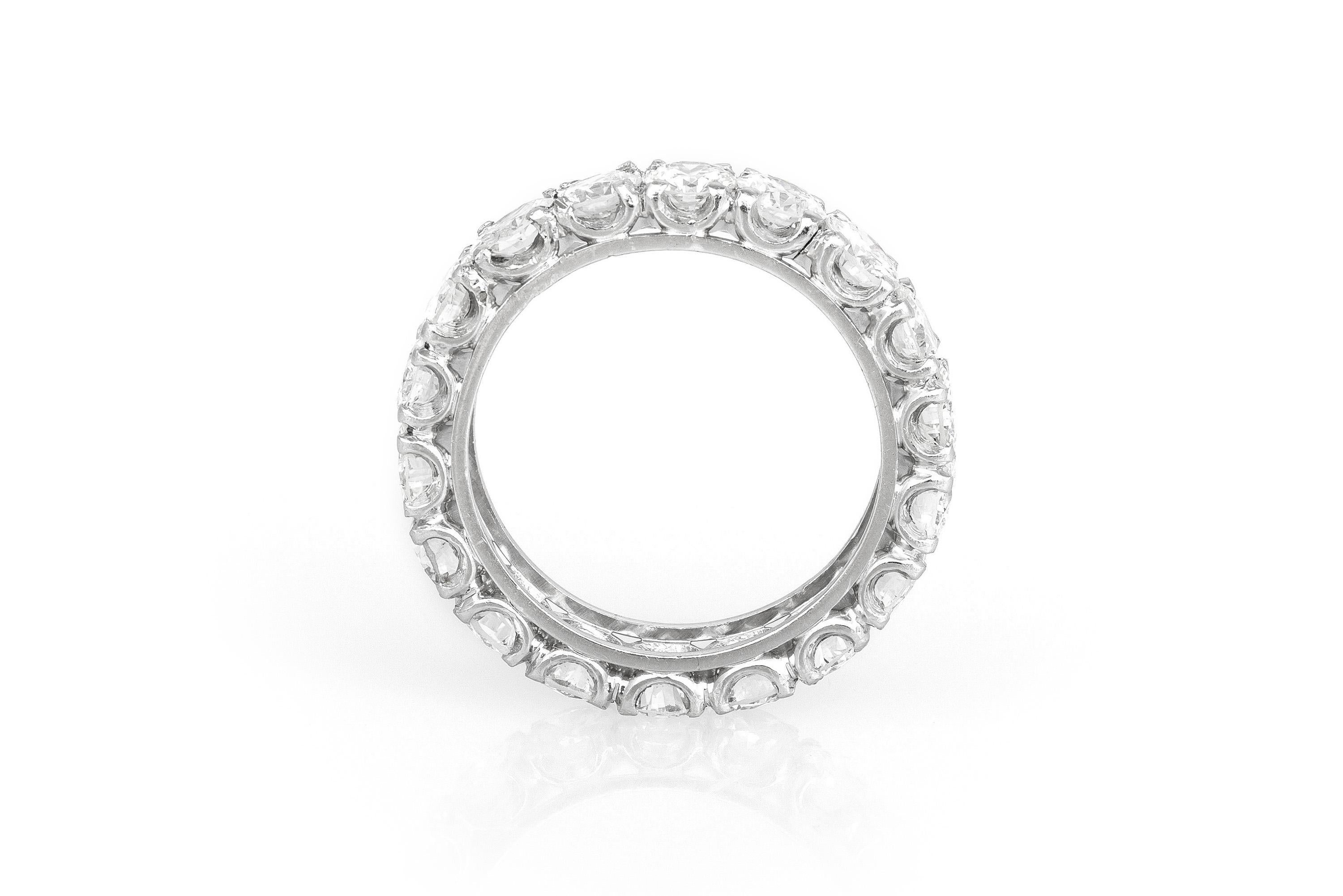 Finamente elaborada en platino con 18 diamantes redondos talla brillante que pesan aproximadamente un total de 6,20 quilates.
Talla 7