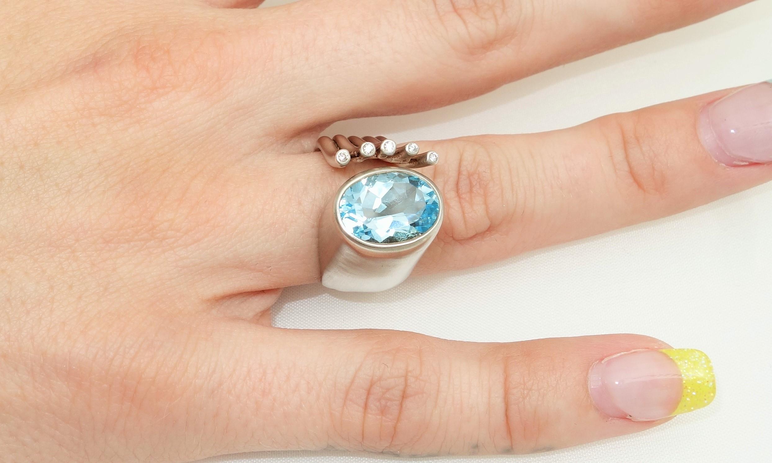 Contemporain Solitaire en argent sterling avec topaze bleu ciel de 6,20 carats et diamants en vente