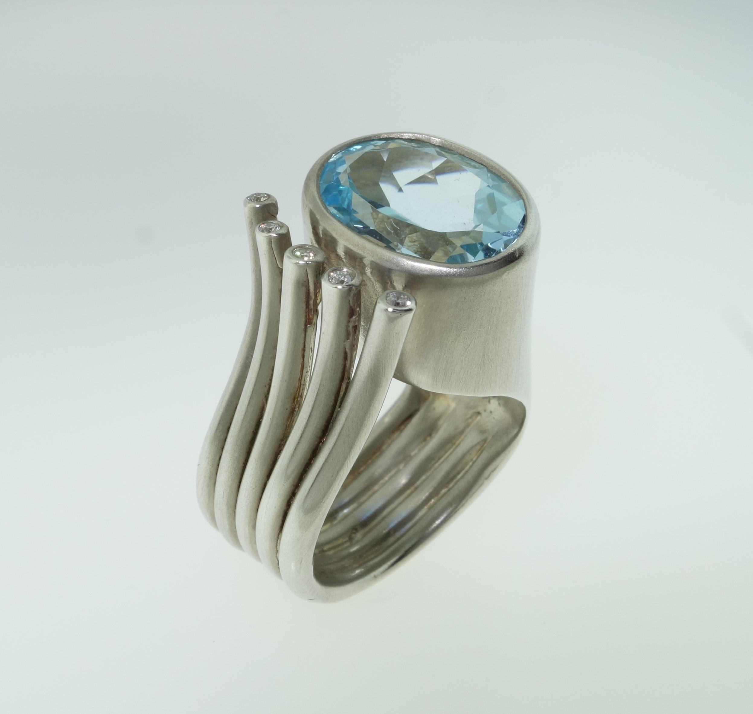 Schöne Solitär-Ring mit einem 6,20 Karat Oval Sky Blue Topaz Edelstein; akzentuiert auf der Seite mit 5 runden Diamanten im Brillantschliff, mit einem Gewicht von ca. 0,45 Karat; Oxidiert Sterling Silber Tarnish-resistente Montage. Ringgröße 6, wir